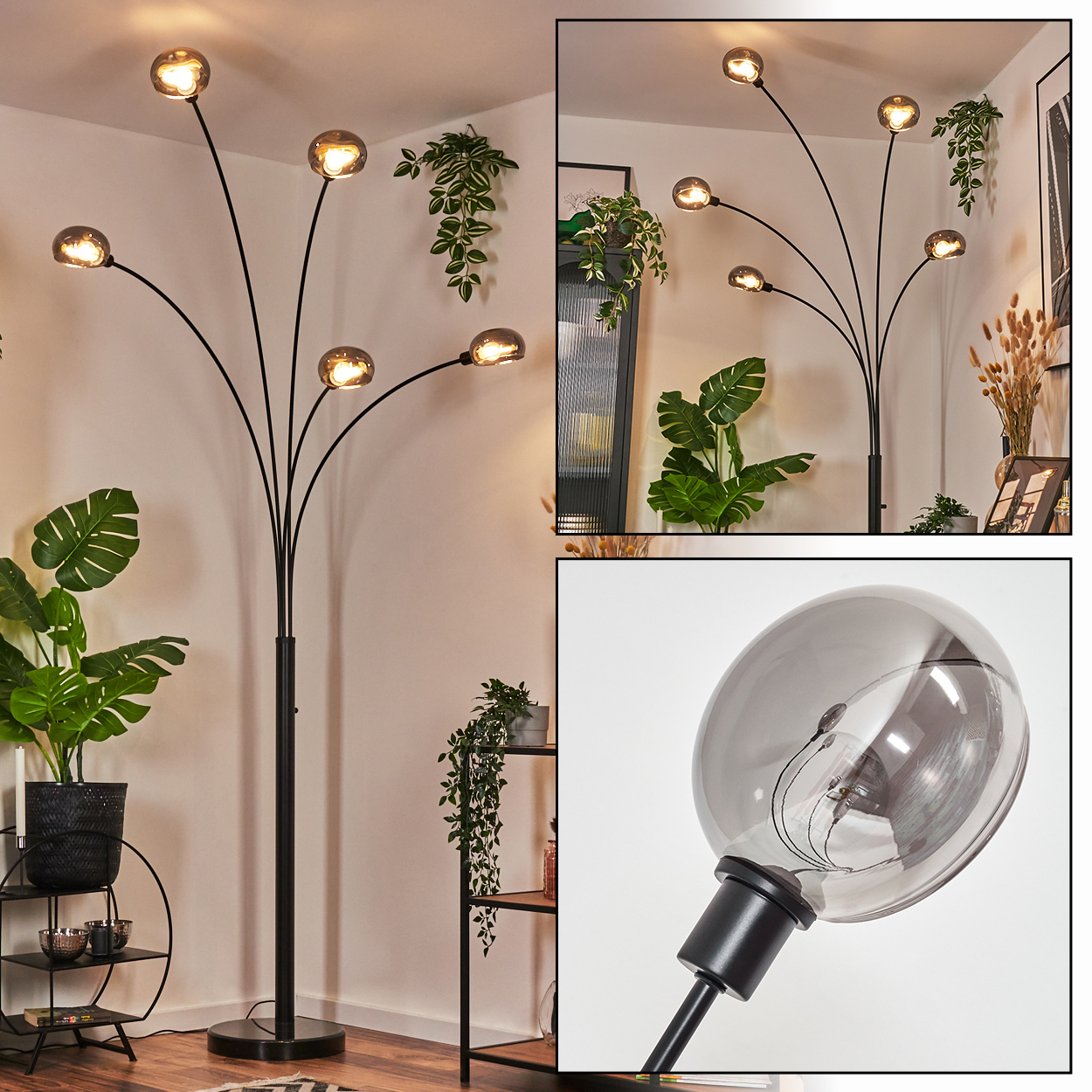 Schwarze Stehlampe mit sechs Glühbirnen, Pflanzen und Regalen. Die Glühbirnen sind in einer Glaskugel eingeschlossen.