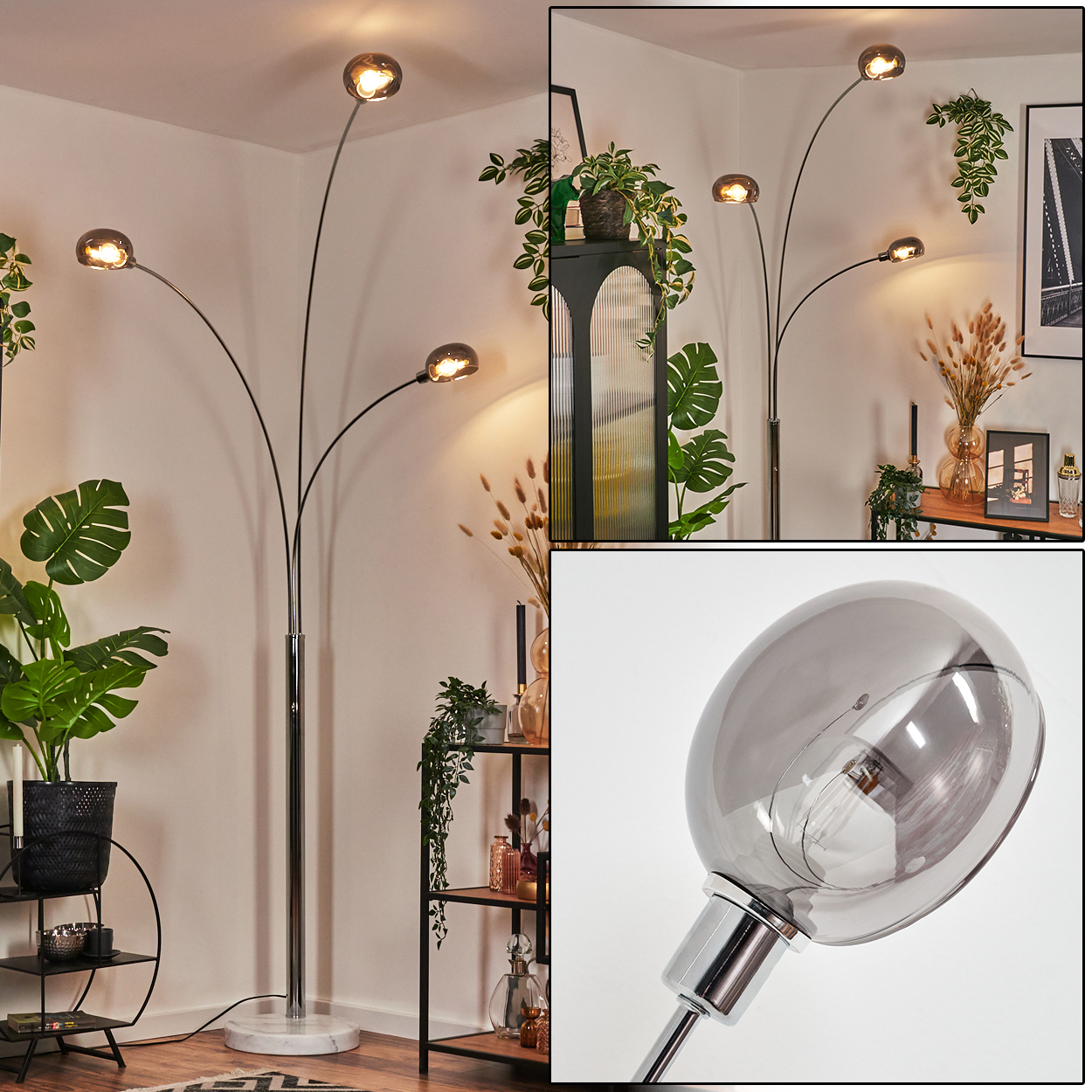 Eine moderne Stehlampe mit drei Lichtern. Das Zimmer hat Pflanzen und ein schwarzes Regal. Die Lampe hat einen Marmorsockel.