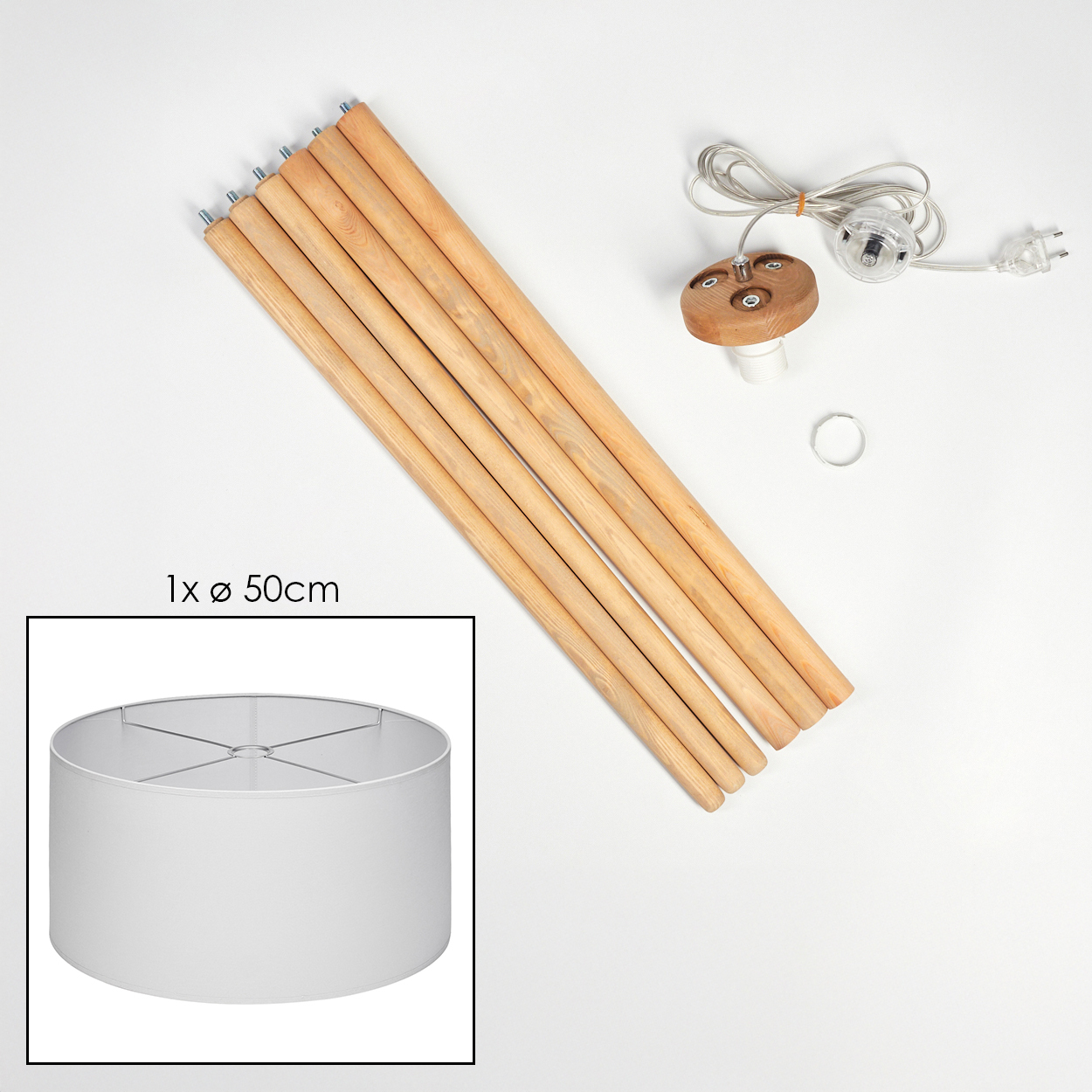 Das Bild zeigt Lampenkomponenten: Holzstangen, Lampenschirm, Lampenfassung, Kabel und Stecker. Alles vor weißem Hintergrund.