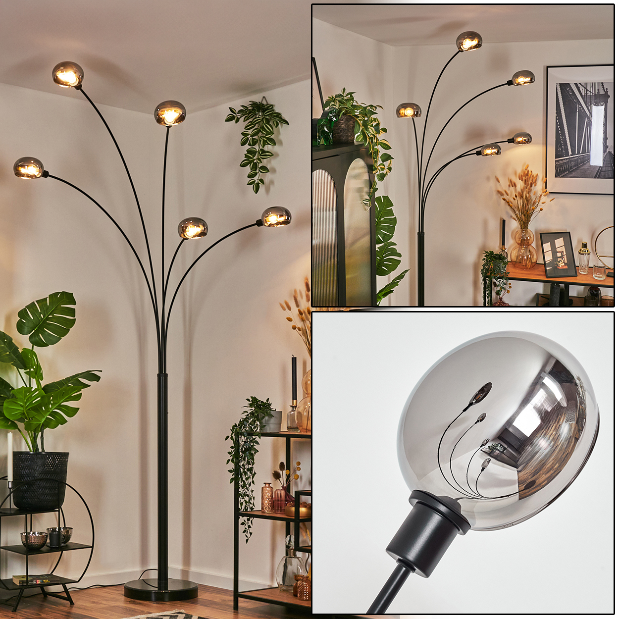 Eine moderne Stehlampe mit sechs Lichtern. Die schwarze Lampe hat einen runden Fuß und gebogene Arme. Pflanzen und Dekoration umgeben sie.