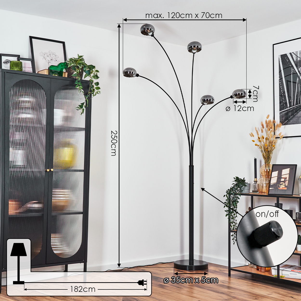 Eine moderne schwarze Stehlampe mit fünf Kugelleuchten. Sie steht in einem Raum mit einem schwarzen Schrank und Holzboden.