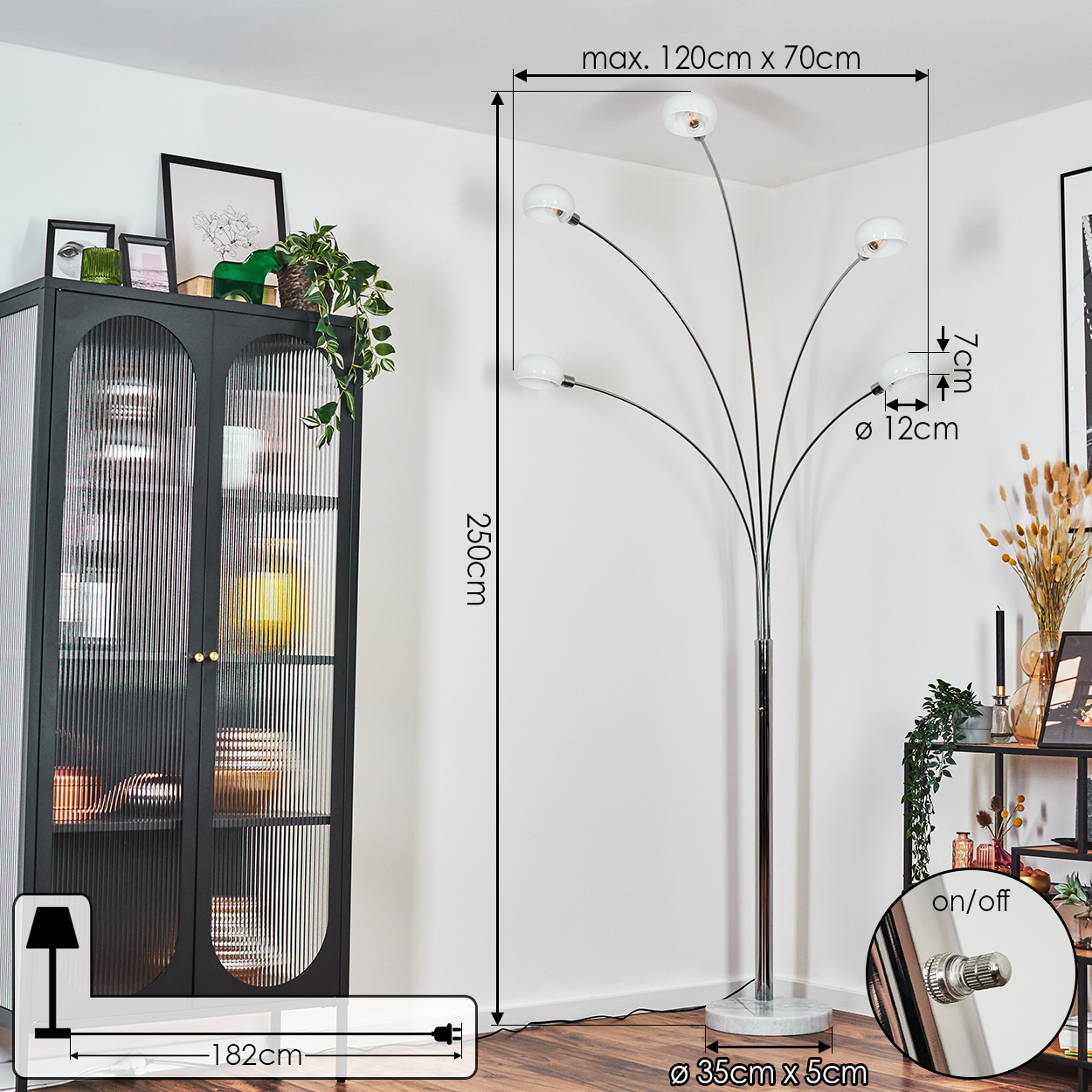 Ein modernes Wohnzimmer mit einer hohen, gebogenen Stehlampe, einem dunklen Schrank und Dekorationsartikeln. Maße werden angezeigt.