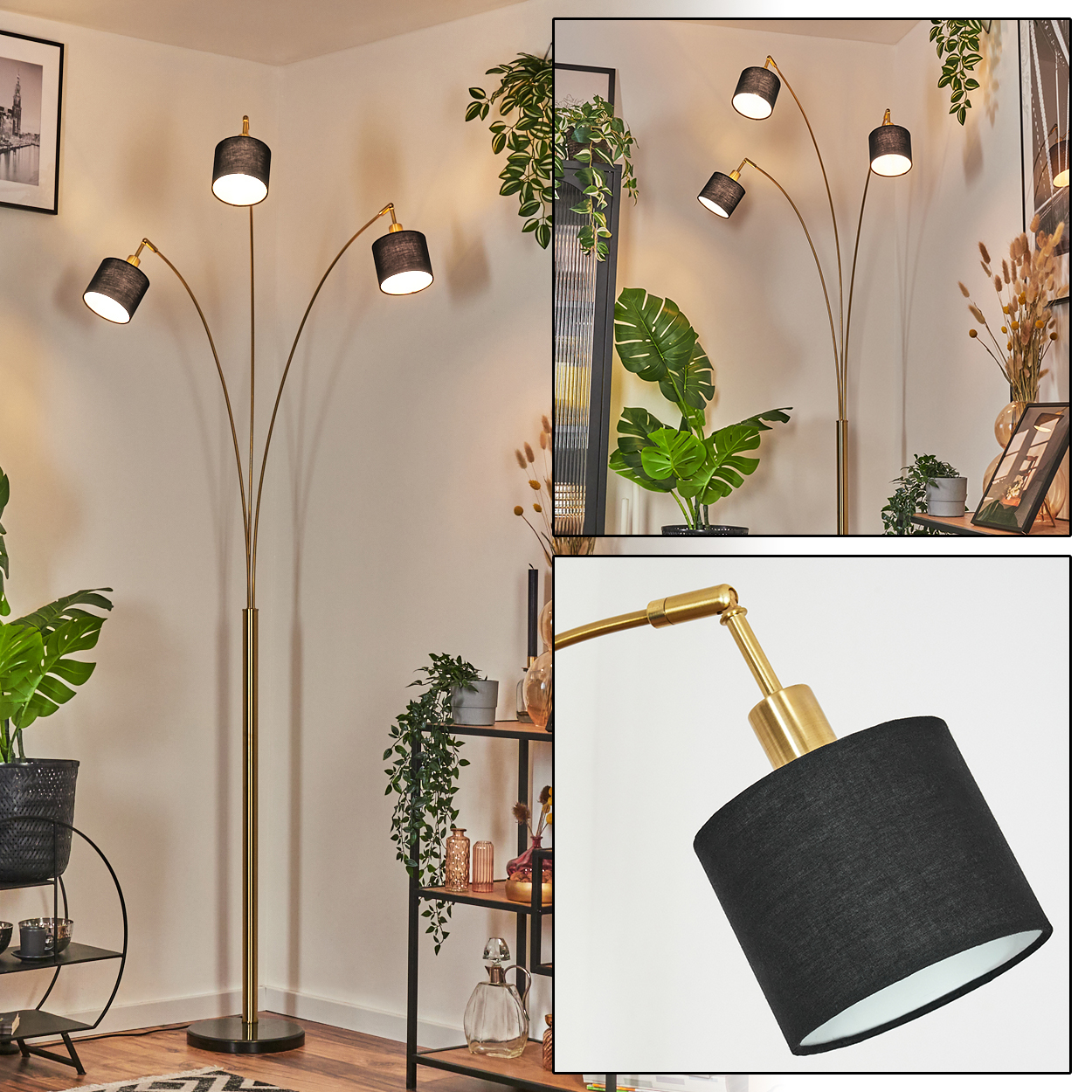Eine goldfarbene Stehlampe mit drei schwarzen Lampenschirmen. Pflanzen und Regale im Hintergrund, in einem Wohnzimmer.