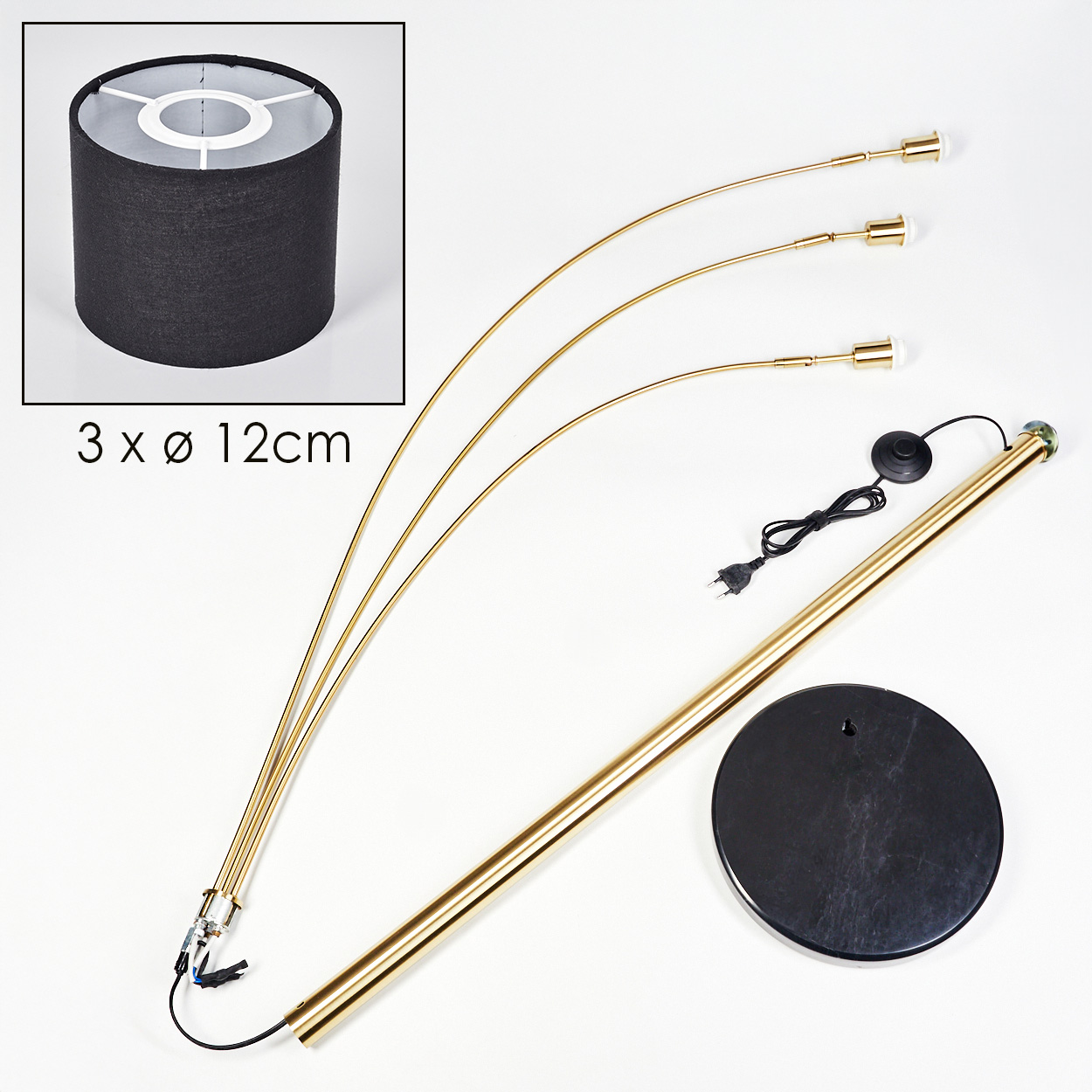 Eine zerlegte Stehlampe mit drei gebogenen Armen, einem Lampenschirm, einem Sockel und einem Netzkabel. Die Teile sind gold und schwarz.