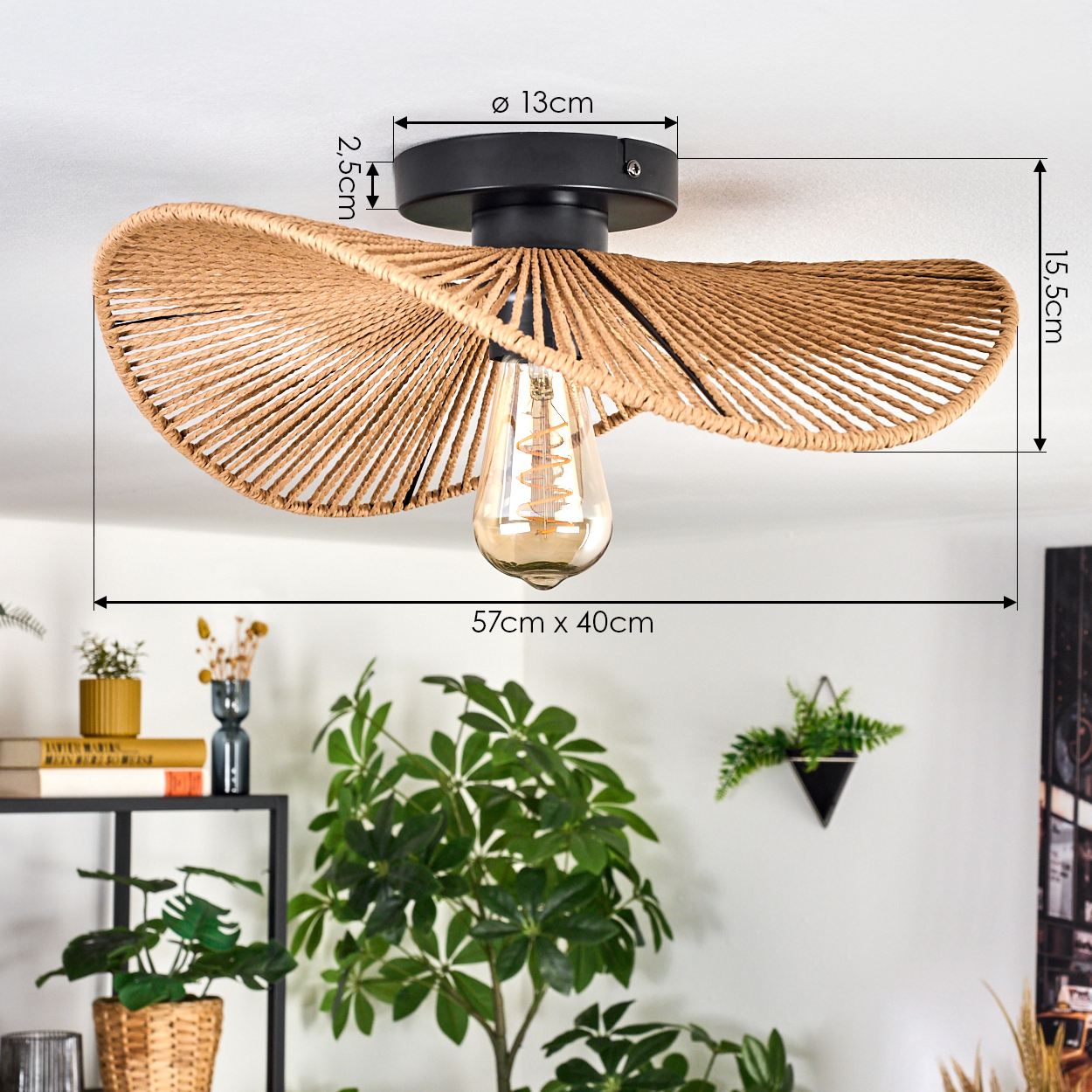 Ein gewebter Lampenschirm mit Glühbirne hängt von der Decke. Pflanzen und Dekor sind darunter. Maße sind auf dem Bild angegeben.