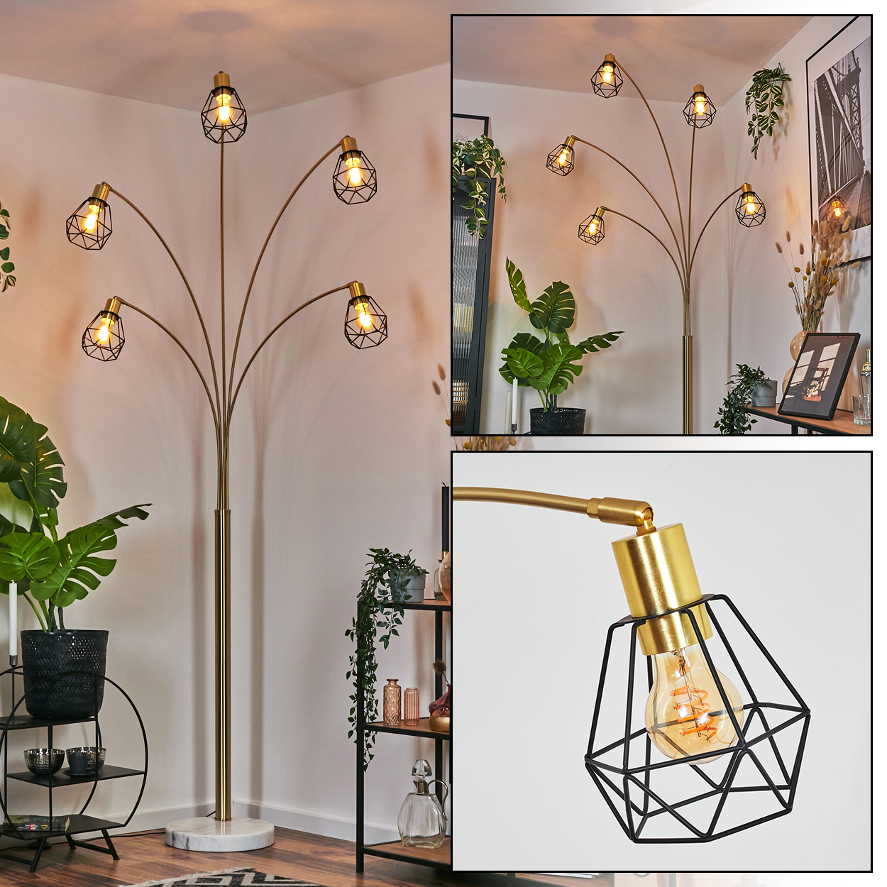 Eine goldene Stehlampe mit sechs Lichtern, jedes in einem schwarzen geometrischen Käfig. Im Hintergrund grüne Pflanzen und ein schwarzes Regal.