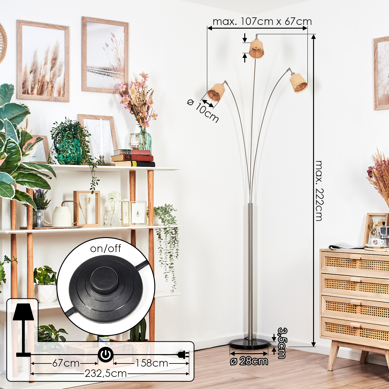 Eine hohe Stehlampe mit drei Lampenschirmen. Die Lampe hat einen runden Fuß, eine lange Mittelsäule und einen Fußschalter. Es gibt ein Bücherregal und einen Schrank.