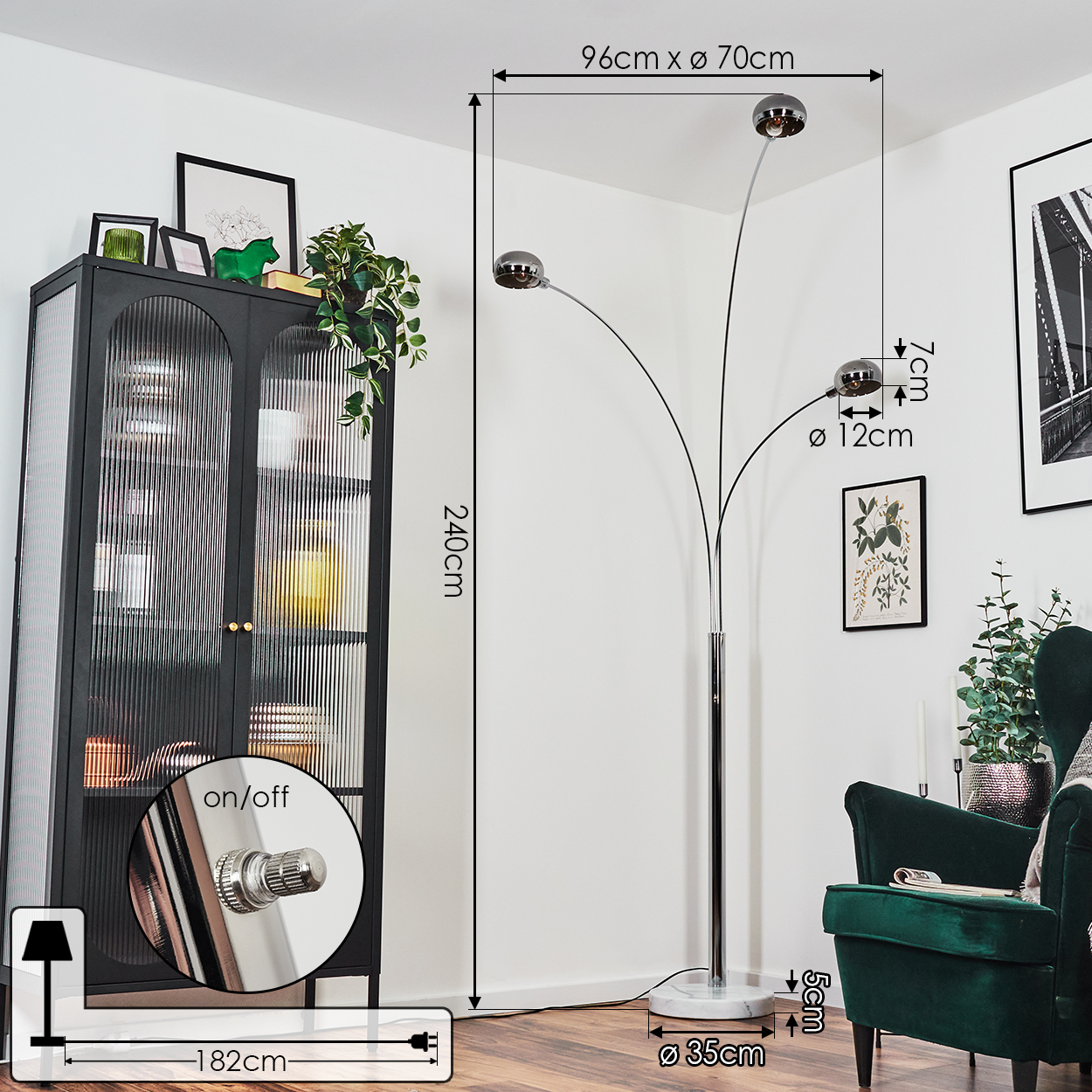 Ein modernes Zimmer mit einem schwarzen Schrank, einem grünen Stuhl und einer silbernen Stehlampe mit drei Lichtern.