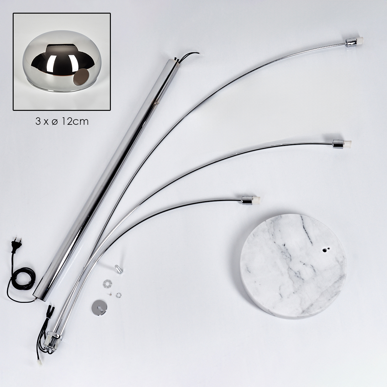 Zerlegte moderne Lampe auf Weiß. Teile umfassen Chromgestell, Marmorsockel und ein glänzendes, kuppelförmiges Teil. Drähte und Schrauben sind sichtbar.