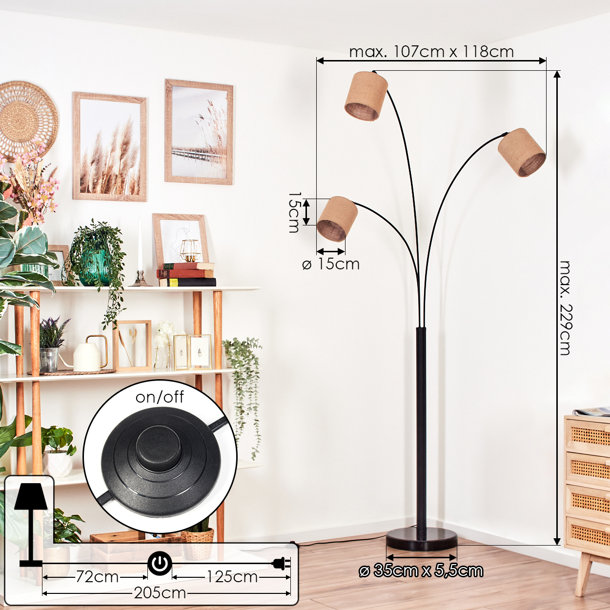 Stehlampe mit drei Schirmen, Maße beschriftet. Links ein Regal mit Deko und Pflanzen. Rechts ein Schrank.