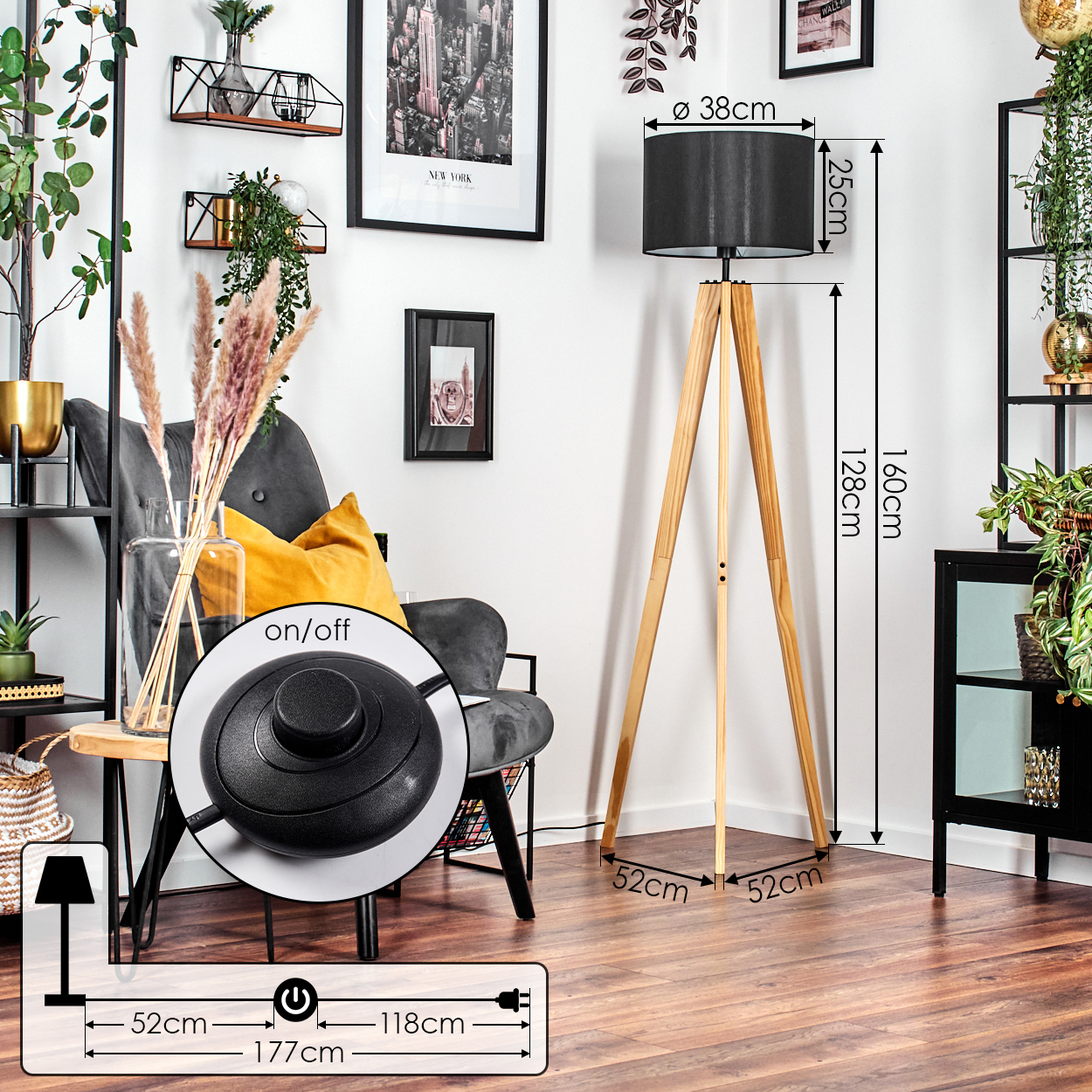 Ein Zimmer mit einer hölzernen Stativlampe, einem grauen Sessel und dekorativen Regalen. Abmessungen sind angegeben.