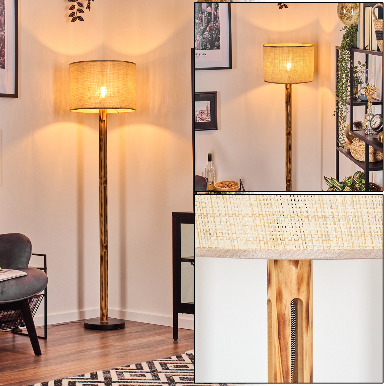 Eine Stehlampe mit beigem Lampenschirm und Holzstange ist beleuchtet. Im Vordergrund ein Stuhl und ein Teppich, im Hintergrund Regale.