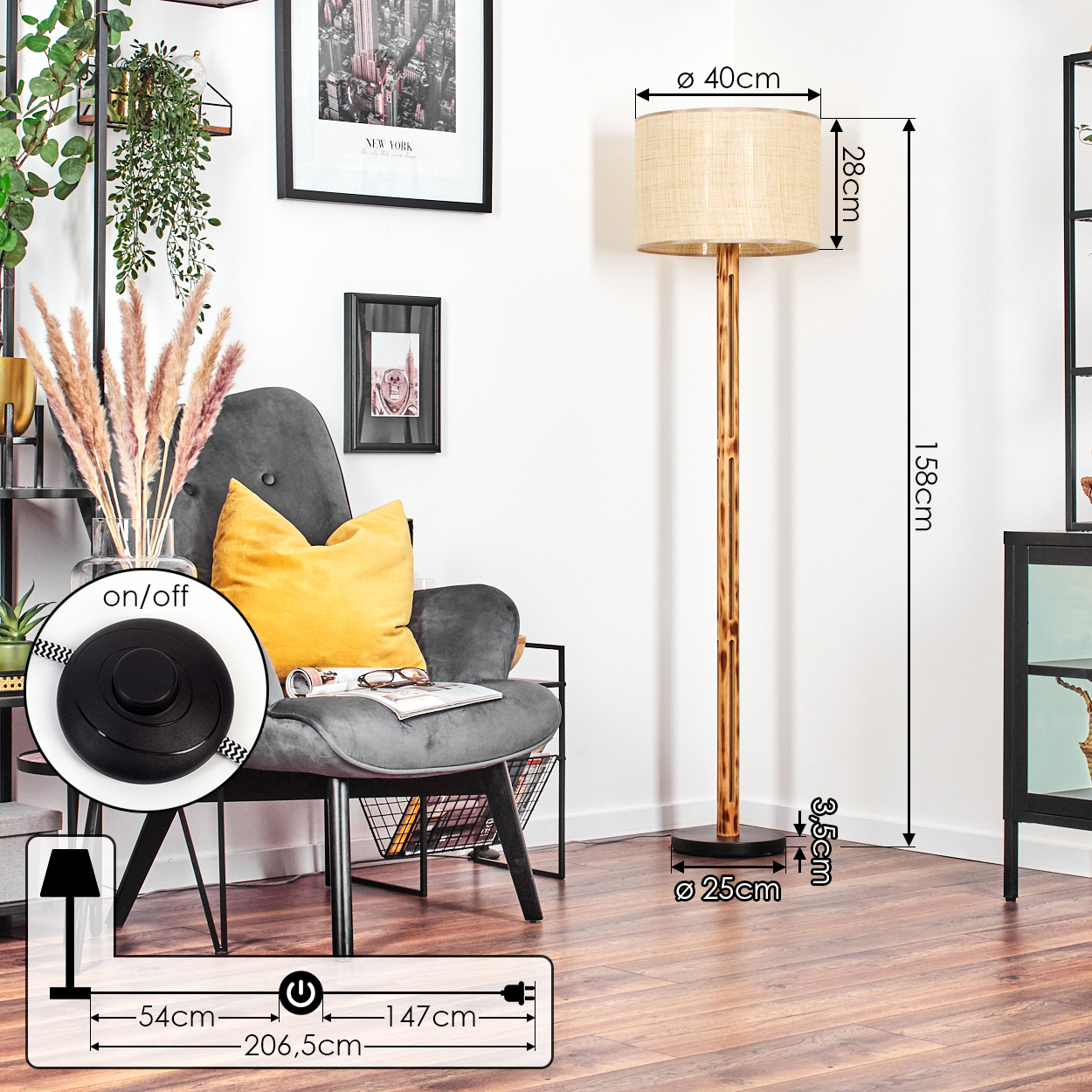 Eine Stehlampe mit beigem Lampenschirm steht neben einem grauen Sessel mit gelbem Kissen. Ein New York-Bild hängt an der Wand.