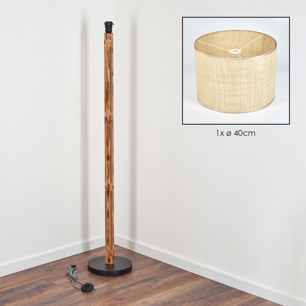 Eine Stehlampe aus Holz mit Lampenschirm. Die Lampe ist hoch und braun. Ein kleiner Lampenschirm ist in der Ecke des Bildes.