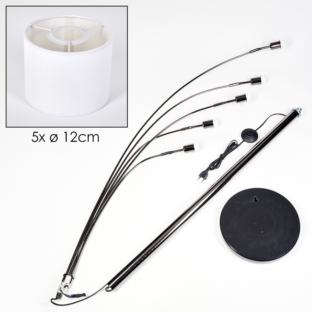 Eine zerlegte Stehlampe mit fünf Lichtern, einem Lampenschirm und einem runden Fuß auf weißem Untergrund.