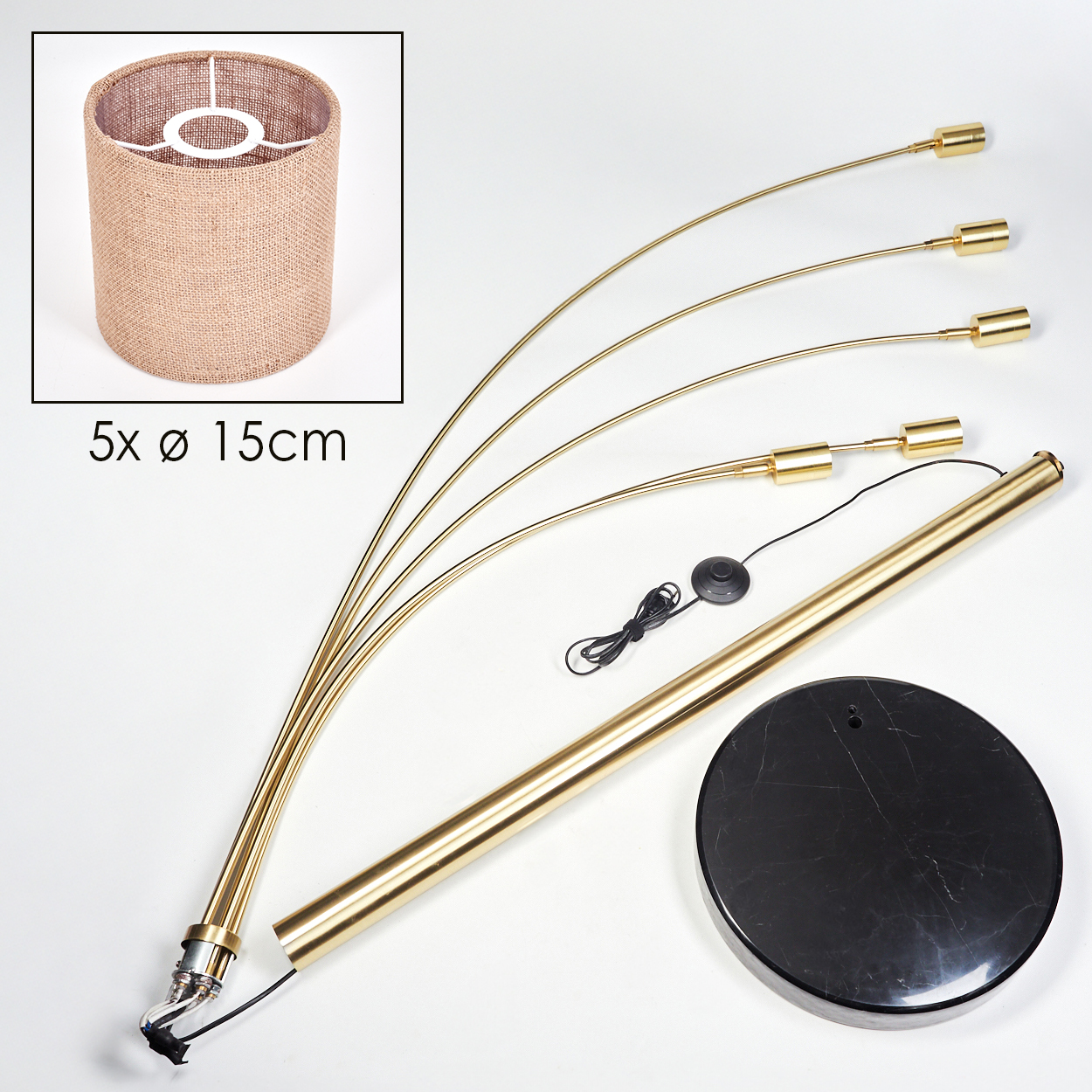 Zerlegte Stehlampe mit fünf gebogenen Armen, einem Lampenschirm, einem Fuß und einem schwarzen Marmorsockel. Die Teile sind goldfarben.
