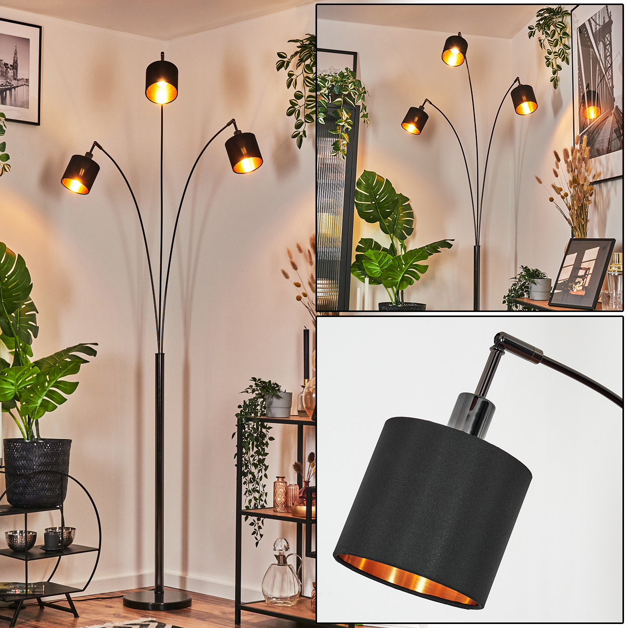 Eine schwarze Stehlampe mit fünf Lampenschirmen beleuchtet einen Raum. Pflanzen und Dekorationsartikel befinden sich im Hintergrund. Die Lampenschirme haben eine goldene Innenseite.