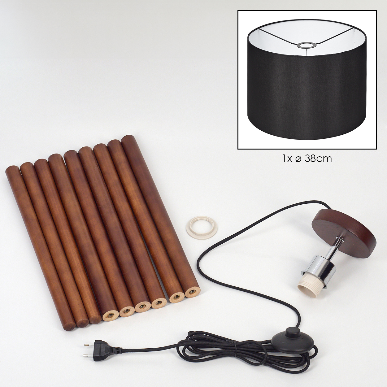 Ein zerlegtes Lampen-Set auf Weiß. Enthält Holzstangen, einen Lampenschirm, eine Leuchte, ein Netzkabel und einen Ring.