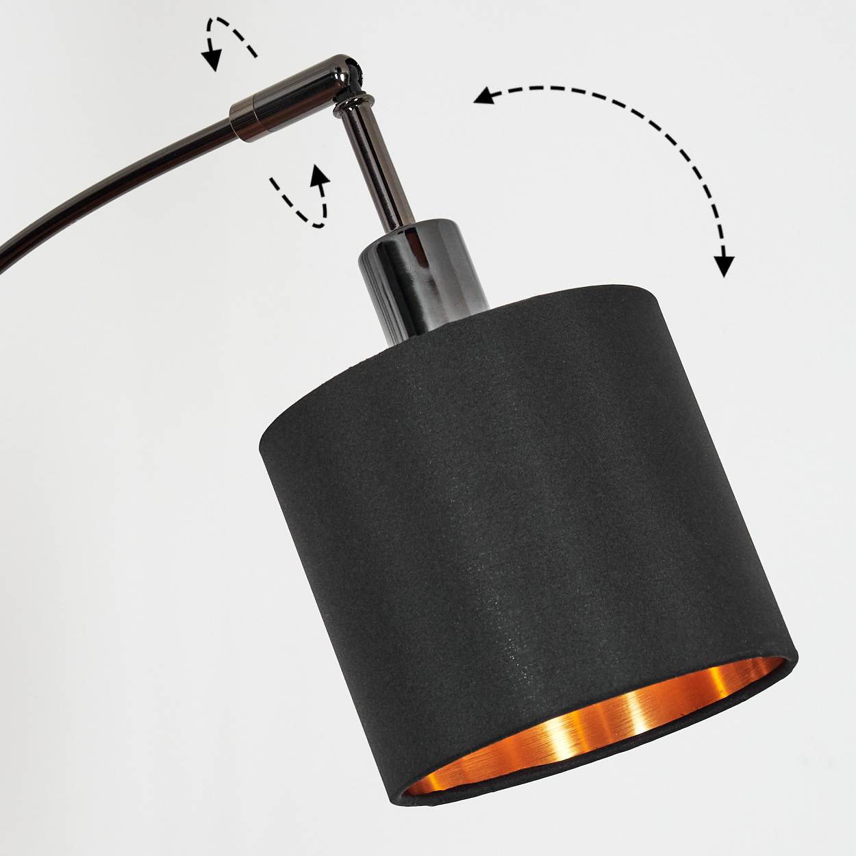 Eine moderne schwarze Lampe mit Kupferinnenausstattung. Die Lampe ist verstellbar, Pfeile zeigen die Bewegung an. Weißer Hintergrund.