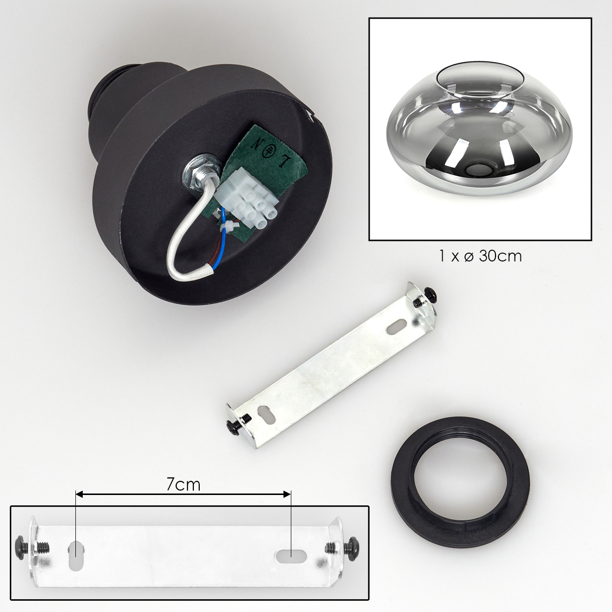 Draufsicht auf eine zerlegte Lampe. Zu den Komponenten gehören ein schwarzer Sockel, ein Glasschirm, eine Metallhalterung und ein Gummiring.