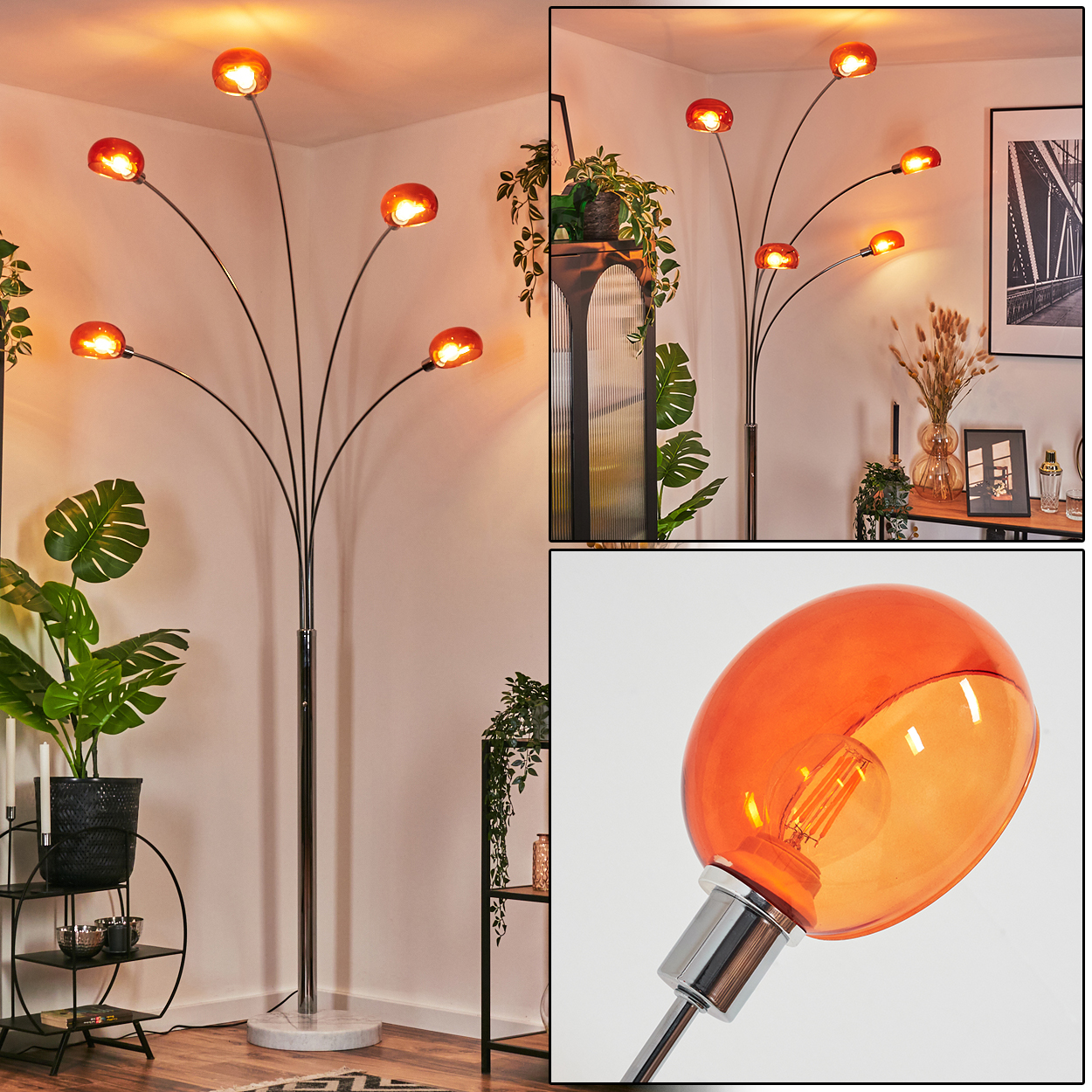 Eine moderne Stehlampe mit orangefarbenen Kugellampen. Pflanzen und Möbel befinden sich im Hintergrund.