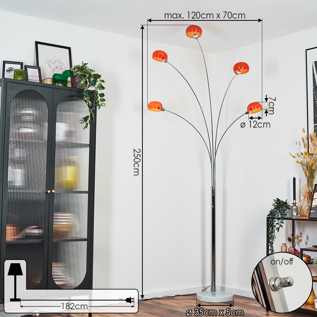 Eine moderne Stehlampe mit fünf orangefarbenen Glasschirmen. Ein schwarzer Schrank und andere Dekorationen sind im Hintergrund.