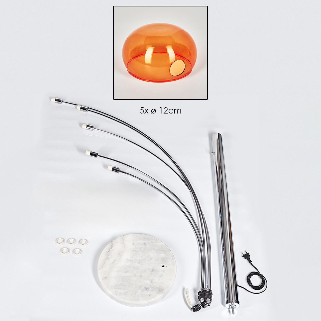 Zerlegte Lampe: oranger Lampenschirm, gebogene Metallarme, Marmorsockel und eine Chromstange. Teile liegen auf weißer Oberfläche verstreut.