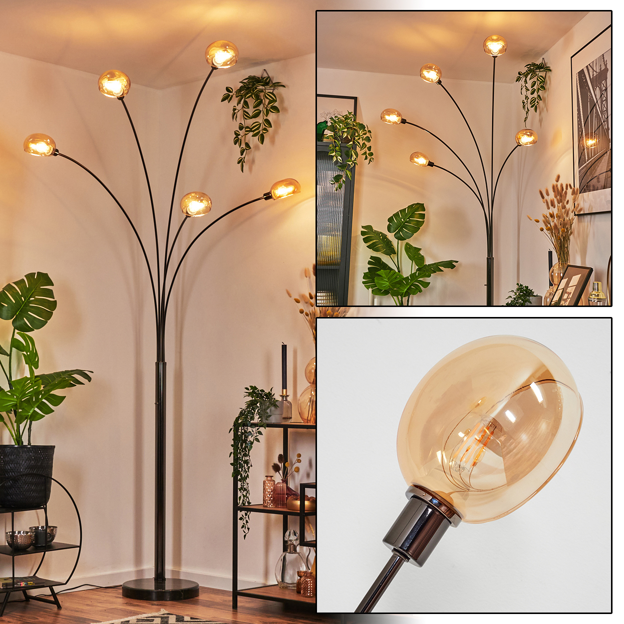 Eine moderne Stehlampe mit sechs bernsteinfarbenen Glaskugeln. Sie steht hoch neben Pflanzen und Dekorationsartikeln in einem Wohnzimmer.