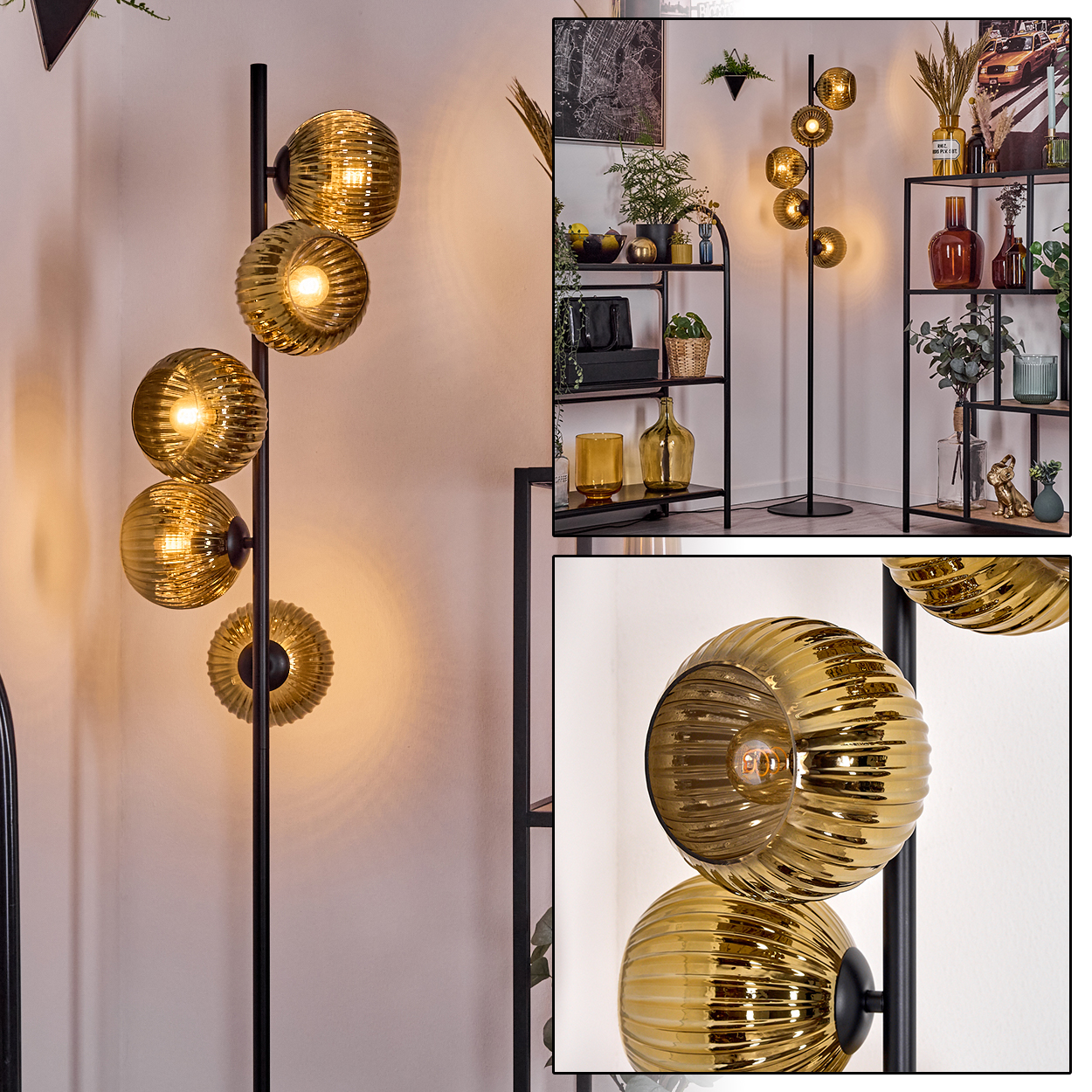 Moderne Stehlampe mit fünf kugelförmigen, bernsteinfarbenen Glasschirmen. Schwarzer Metallrahmen. Regale mit Dekoration im Hintergrund.