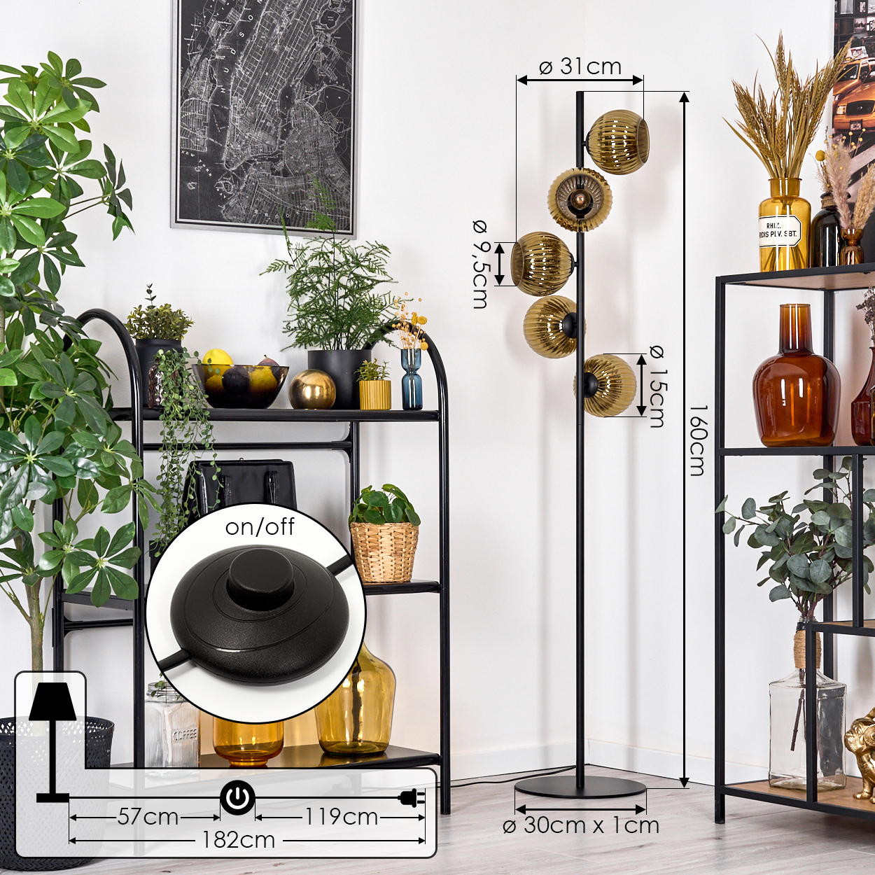 Ein modernes Interieur mit einer Stehlampe. Es gibt Regale mit Pflanzen und dekorativen Gegenständen. Abmessungen sind auf dem Bild angegeben.