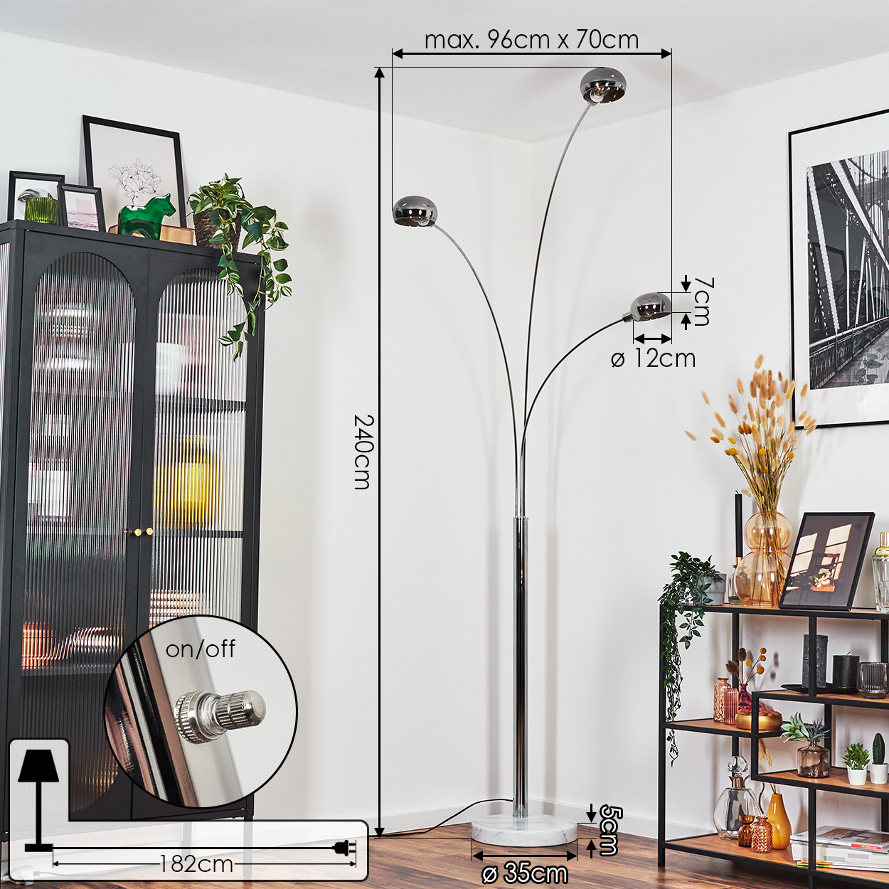 Eine moderne Stehlampe mit drei Lichtern. Sie hat eine Chromoberfläche und einen Marmorsockel. Abmessungen sind angegeben.