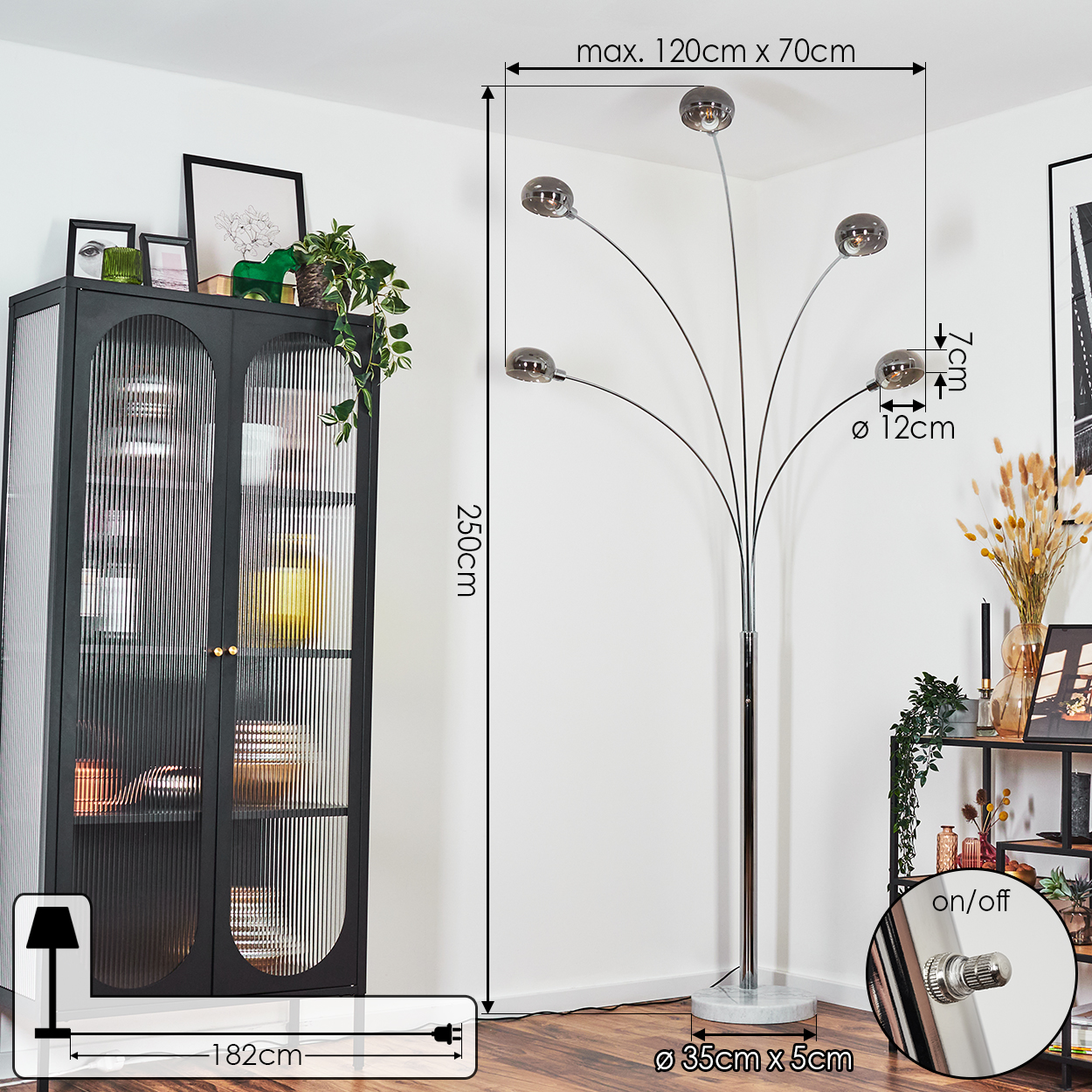 Ein modernes Wohnzimmer mit Stehlampe, schwarzem Schrank und Dekoration. Abmessungen sind angegeben.