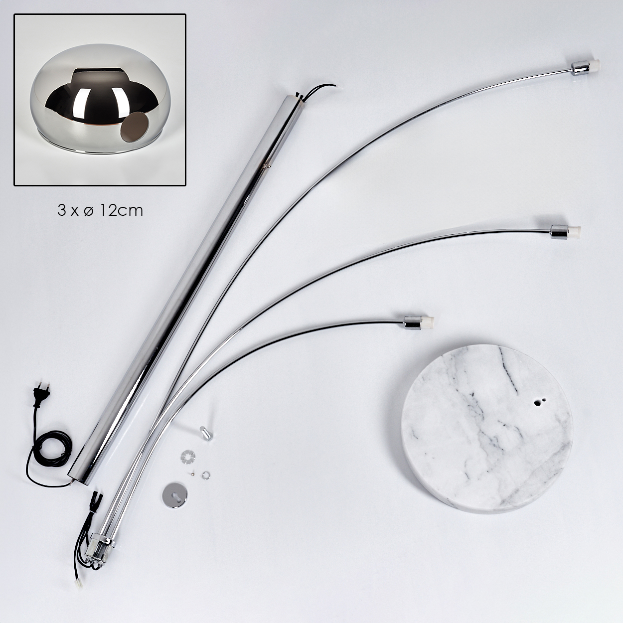 Zerlegte moderne Lampe. Teile umfassen eine Chromkuppel, gebogene Metallarme, einen Marmorsockel und eine hohe Chromstange auf weißem Untergrund.