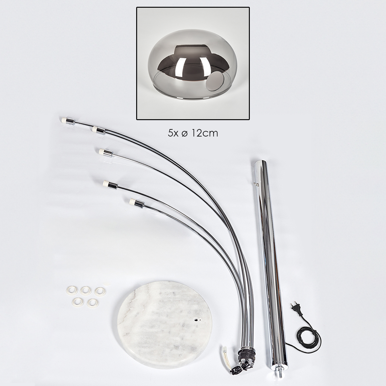 Zerlegte moderne Lampe. Enthält einen Marmorsockel, Chromstiele, eine Kuppel und andere Teile, vor weißem Hintergrund.