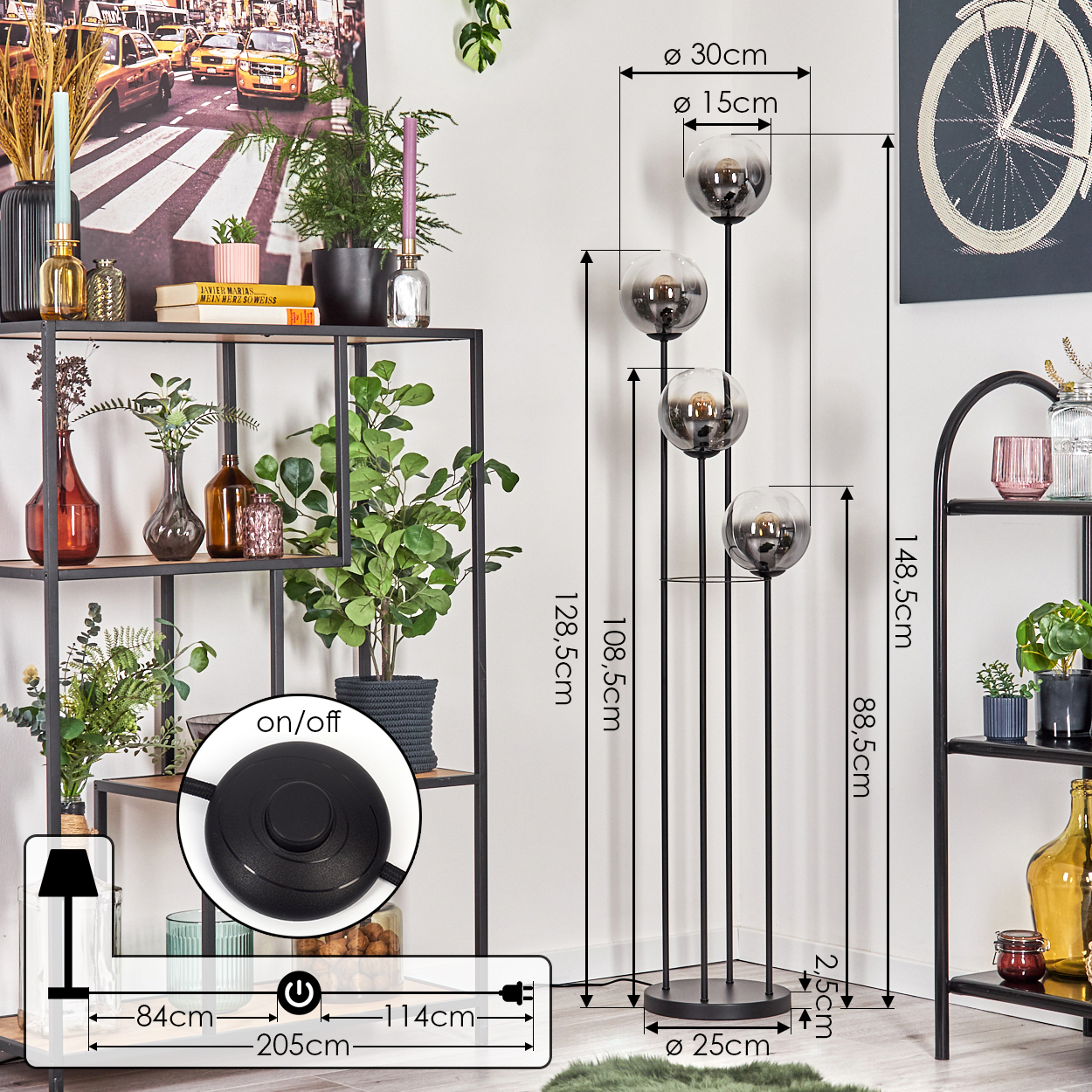 Ein modernes Interieur mit Stehlampe und Regalen. Die Lampe hat Glaskugeln. Regale zeigen Pflanzen und Dekor mit einem New York-Stadtbild-Poster.