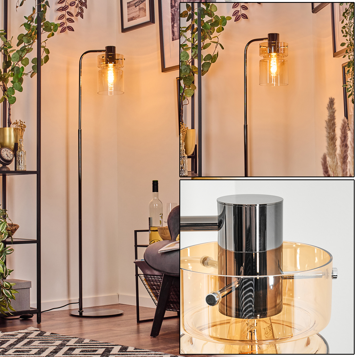 Eine moderne Stehlampe mit Glasschirm leuchtet in einem Raum. Ein Stuhl, ein Tisch, ein Teppich und Regale sind ebenfalls zu sehen.