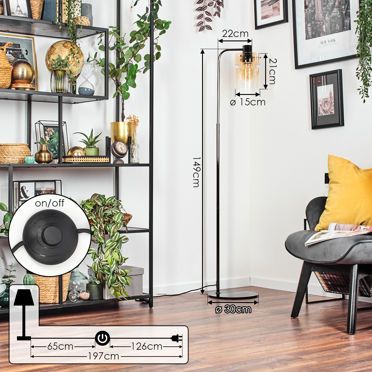 Eine Stehlampe mit Glasschirm, schwarzem Ständer und rundem Fuß in einem Raum mit Regal, Stuhl und Bild.