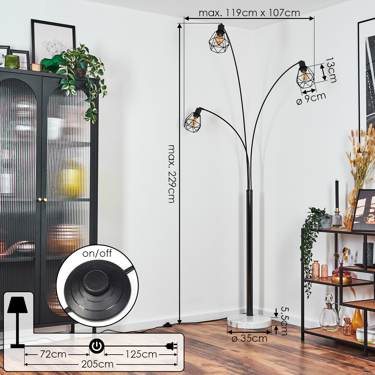 Eine schwarze Stehlampe mit drei Lichtern. Sie hat einen Marmorsockel. Abmessungen und Details sind im Bild dargestellt.