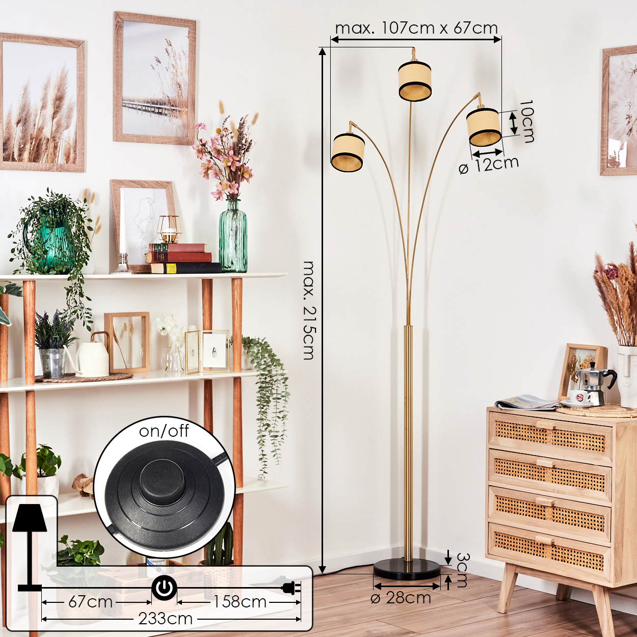 Eine goldene Stehlampe mit drei Lampenschirmen, ein Holzschrank und ein weißes Regal mit Pflanzen und Dekorationen. Abmessungen sind ebenfalls vorhanden.