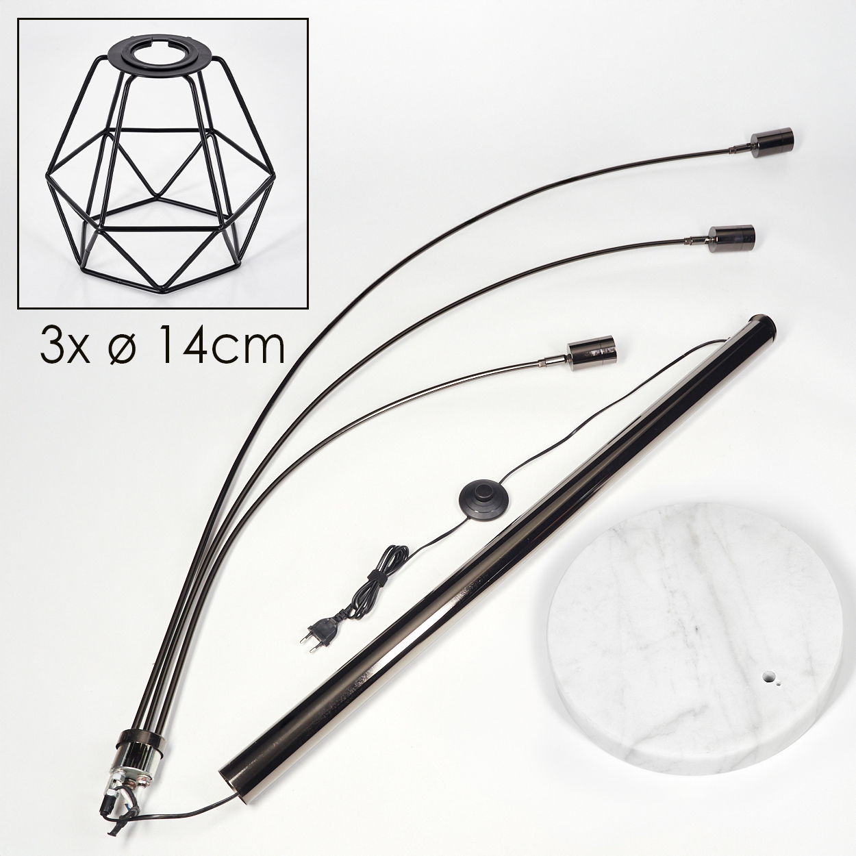 Zerlegte schwarze Stehlampe mit geometrischem Lampenschirm, drei gebogenen Armen, Marmorsockel und schwarzer Stange auf weißer Fläche.