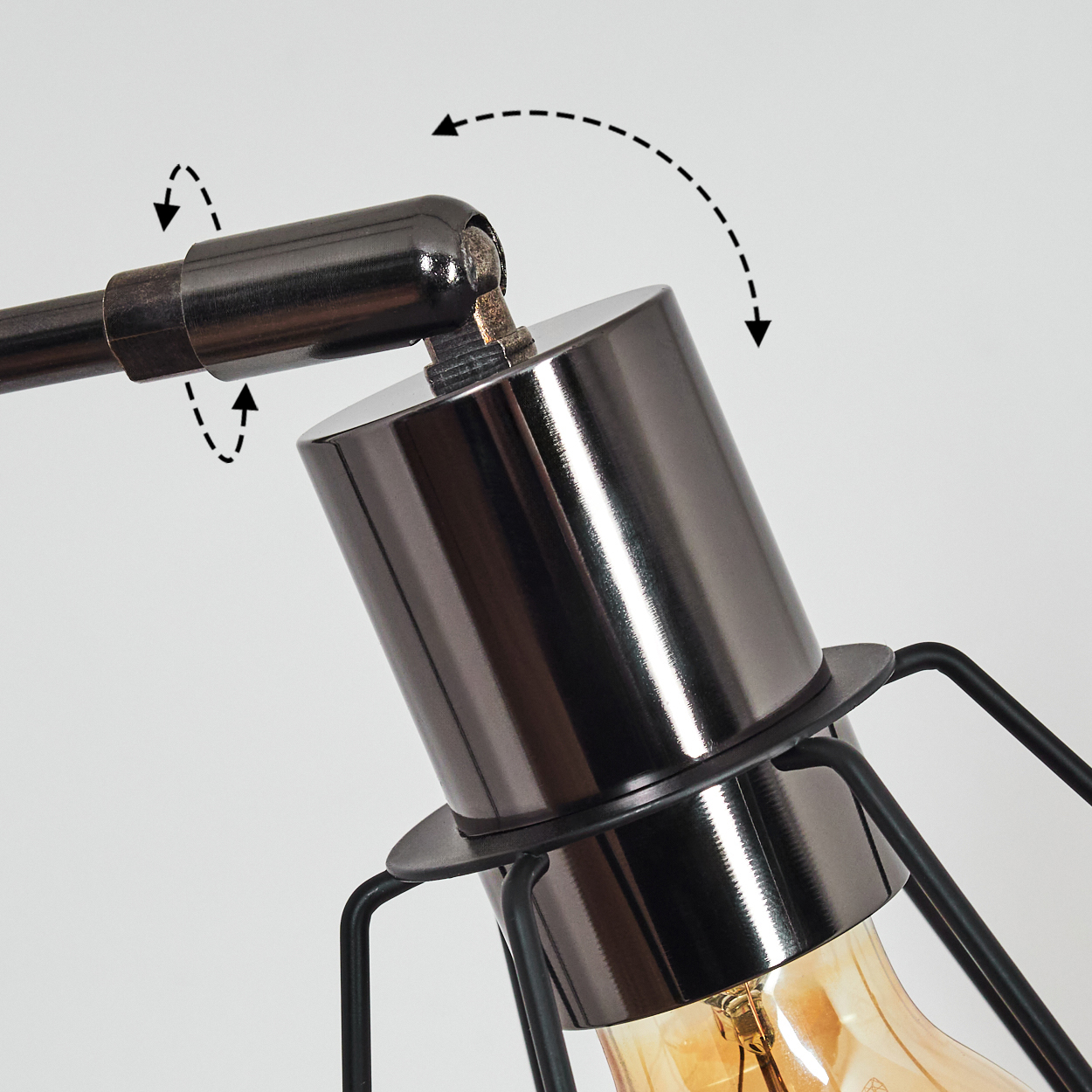 Nahaufnahme einer schwarzen Metalllampe. Zeigt den verstellbaren Kopf, eine sichtbare Glühbirne und den Stützrahmen.