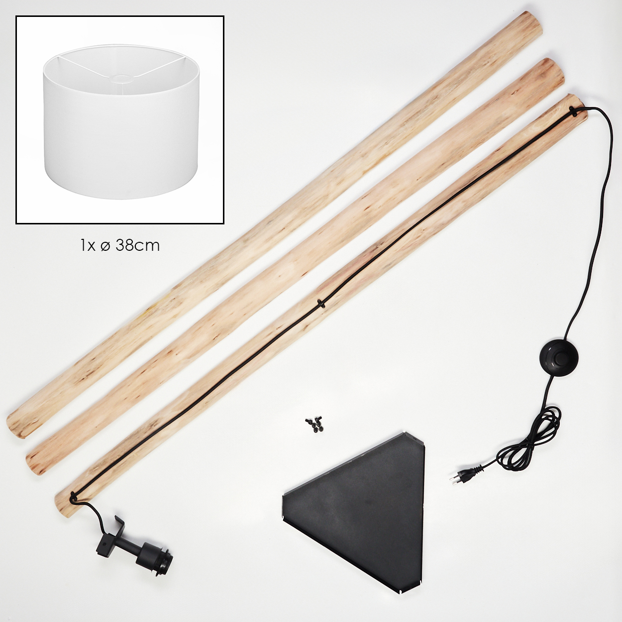 Lampenbauteile: Holzstangen, Lampenschirm, Sockel, Schrauben, Netzkabel mit Schalter und Stecker. Weißer Hintergrund.