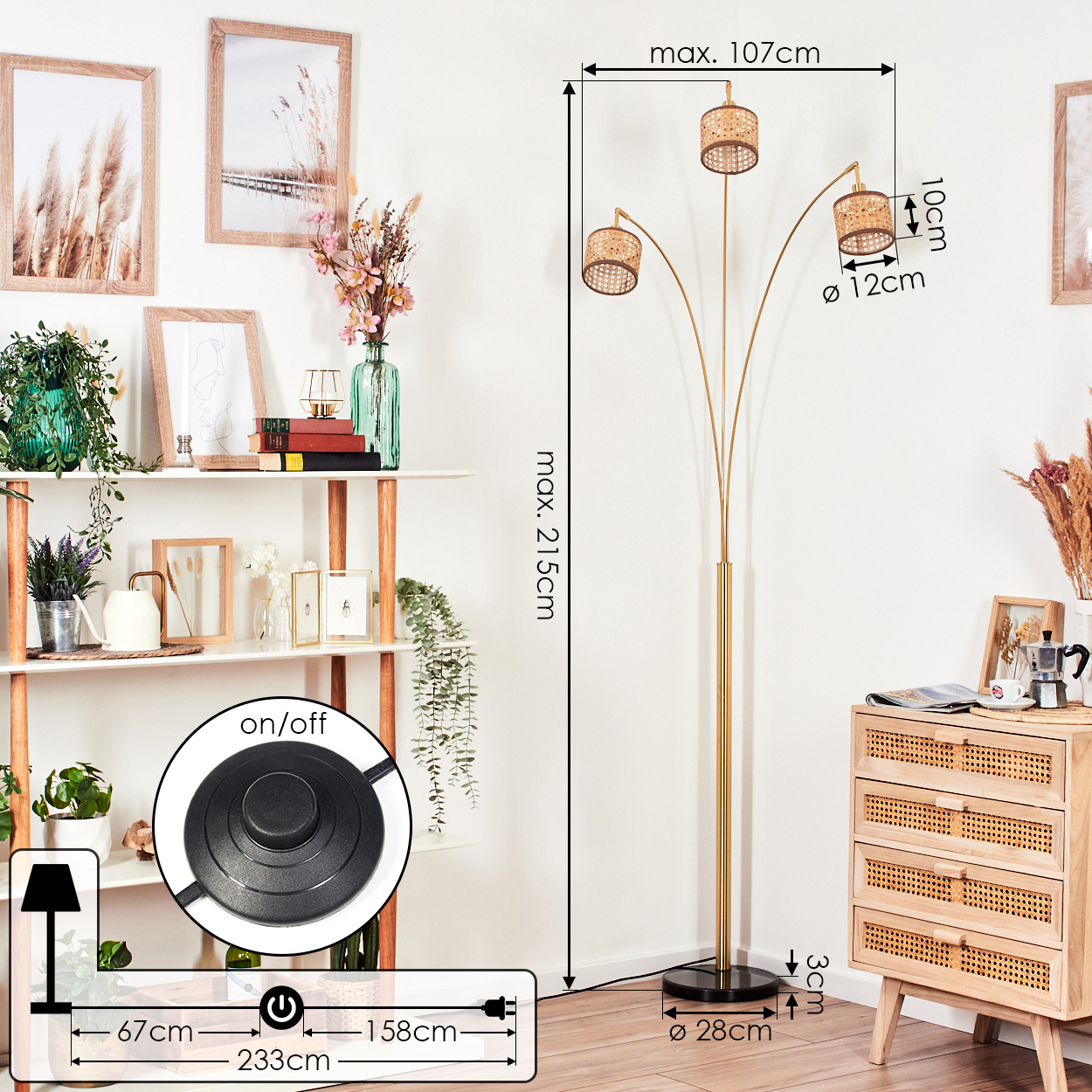 Eine Stehlampe mit drei gewebten Lampenschirmen. Sie steht neben einem Regal mit Dekoration und einem Holzschrank. Abmessungen sind gezeigt.