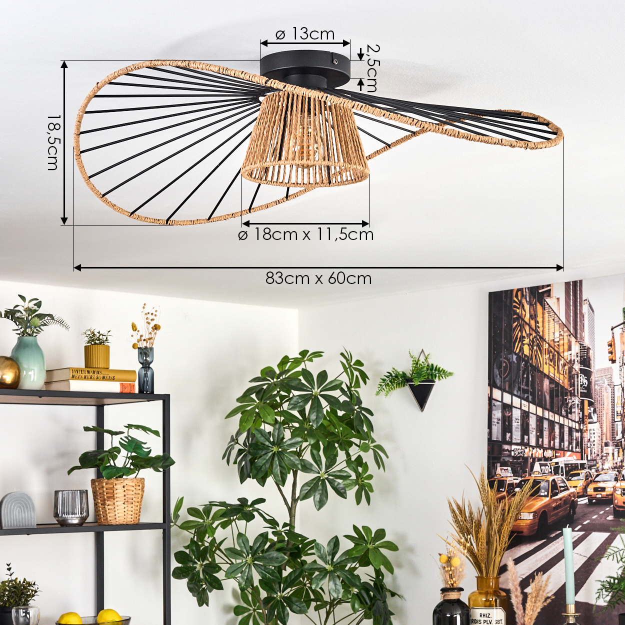 Dekorative Deckenlampe mit schwarzem Metall und gewebtem Material, mit Maßen. Pflanzen und ein Regal mit Dekoration im Raum.