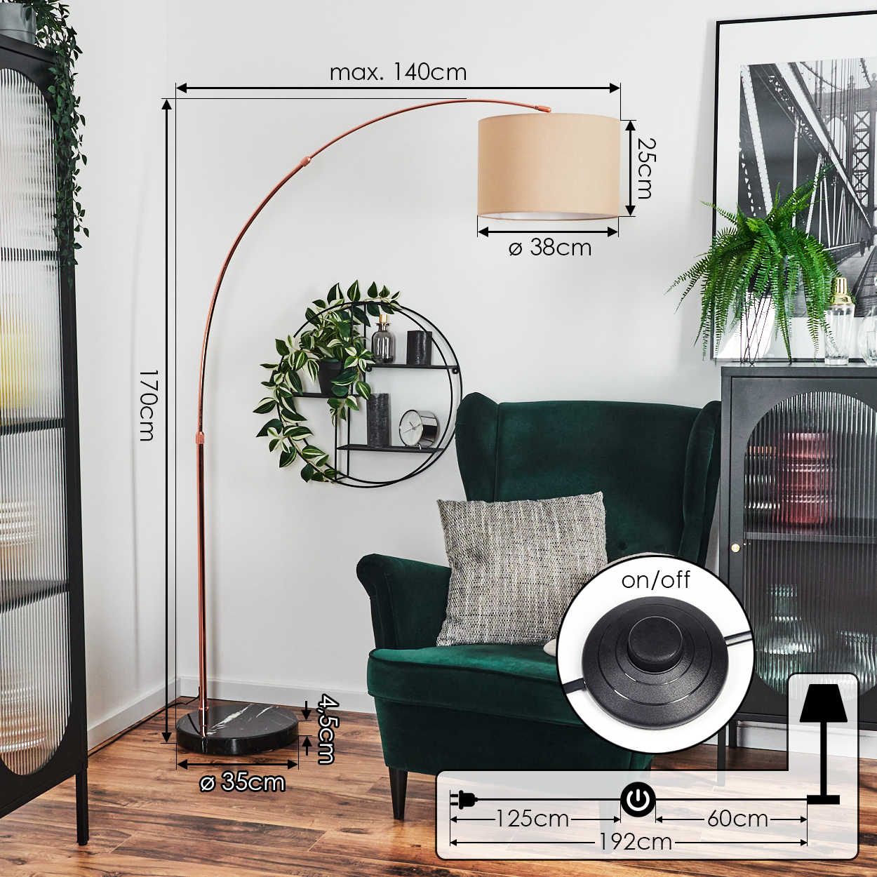Ein modernes Wohnzimmer mit grünem Sessel, Stehlampe und schwarzem Regal mit Pflanzen und Dekorationen.