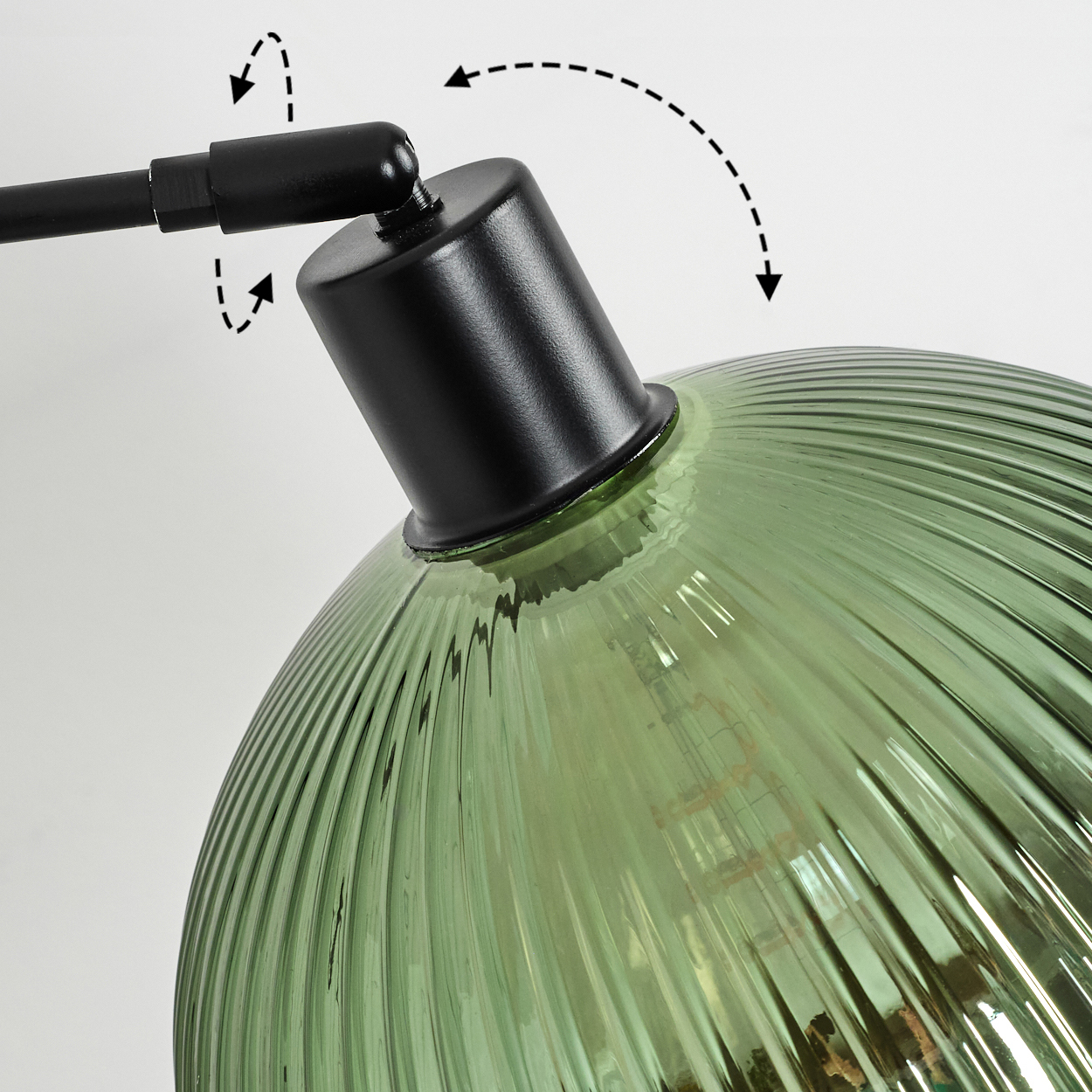 Nahaufnahme einer grünen Glaslampe mit schwarzen Metalldetails. Pfeile zeigen verstellbare Positionen. Der Hintergrund ist weiß.
