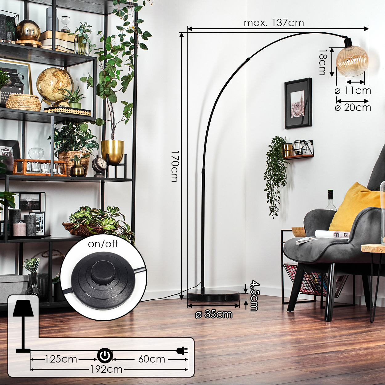 Eine schwarze Bogen-Stehlampe mit Glasschirm, neben einem Bücherregal mit Pflanzen und einem grauen Sessel mit gelbem Kissen.