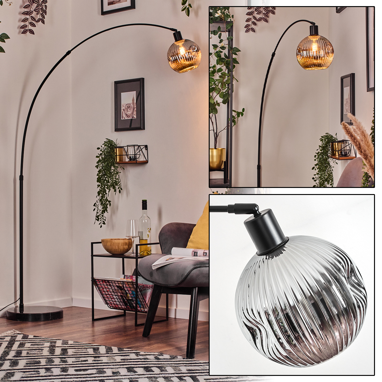 Ein modernes Wohnzimmer mit einer schwarzen Bogenlampe. Es gibt einen grauen Stuhl, einen Beistelltisch, Pflanzen und einen gemusterten Teppich.