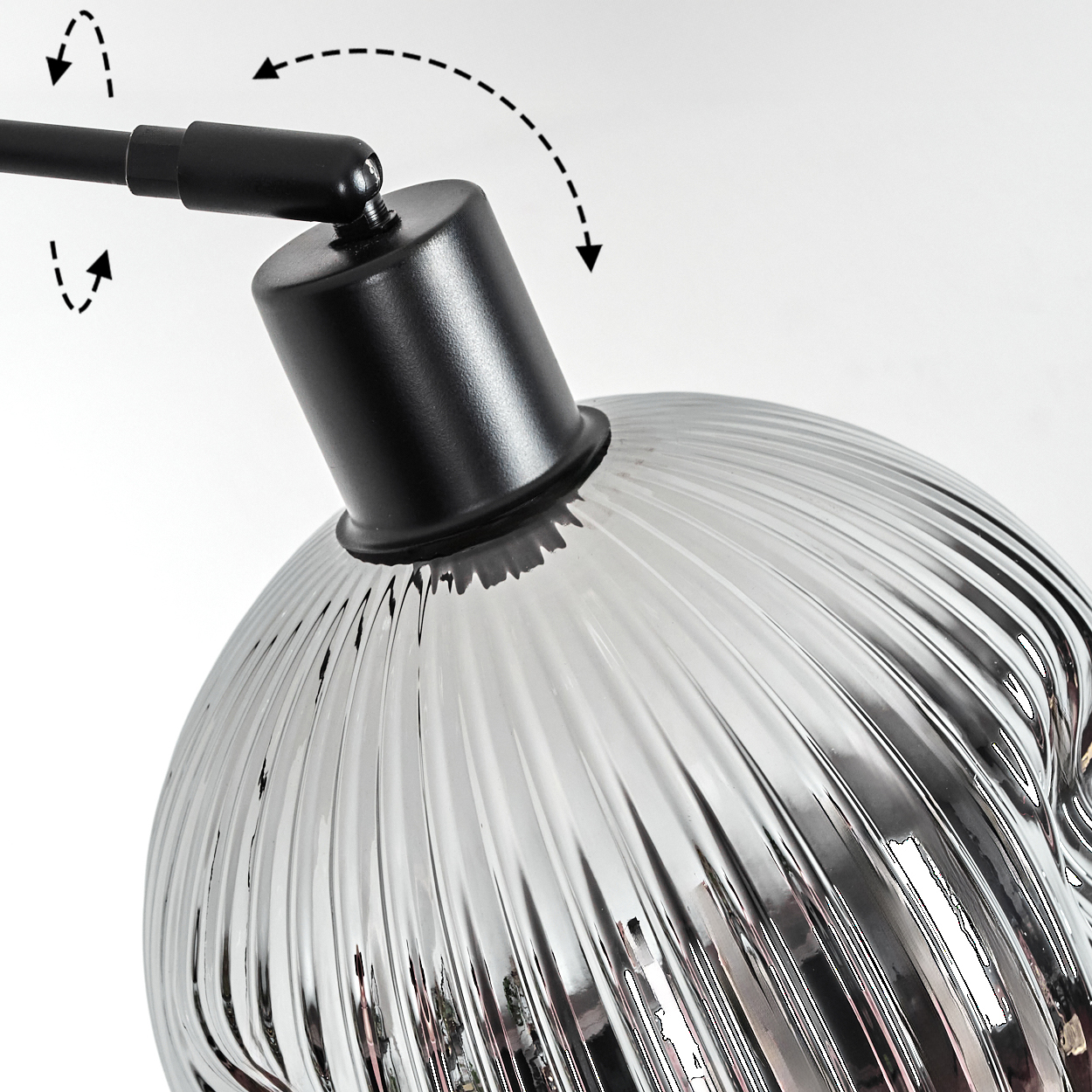 Nahaufnahme einer Lampe. Mit schwarzem Arm und silbernem, geripptem Lampenschirm. Pfeile zeigen Bewegung an. Weißer Hintergrund.