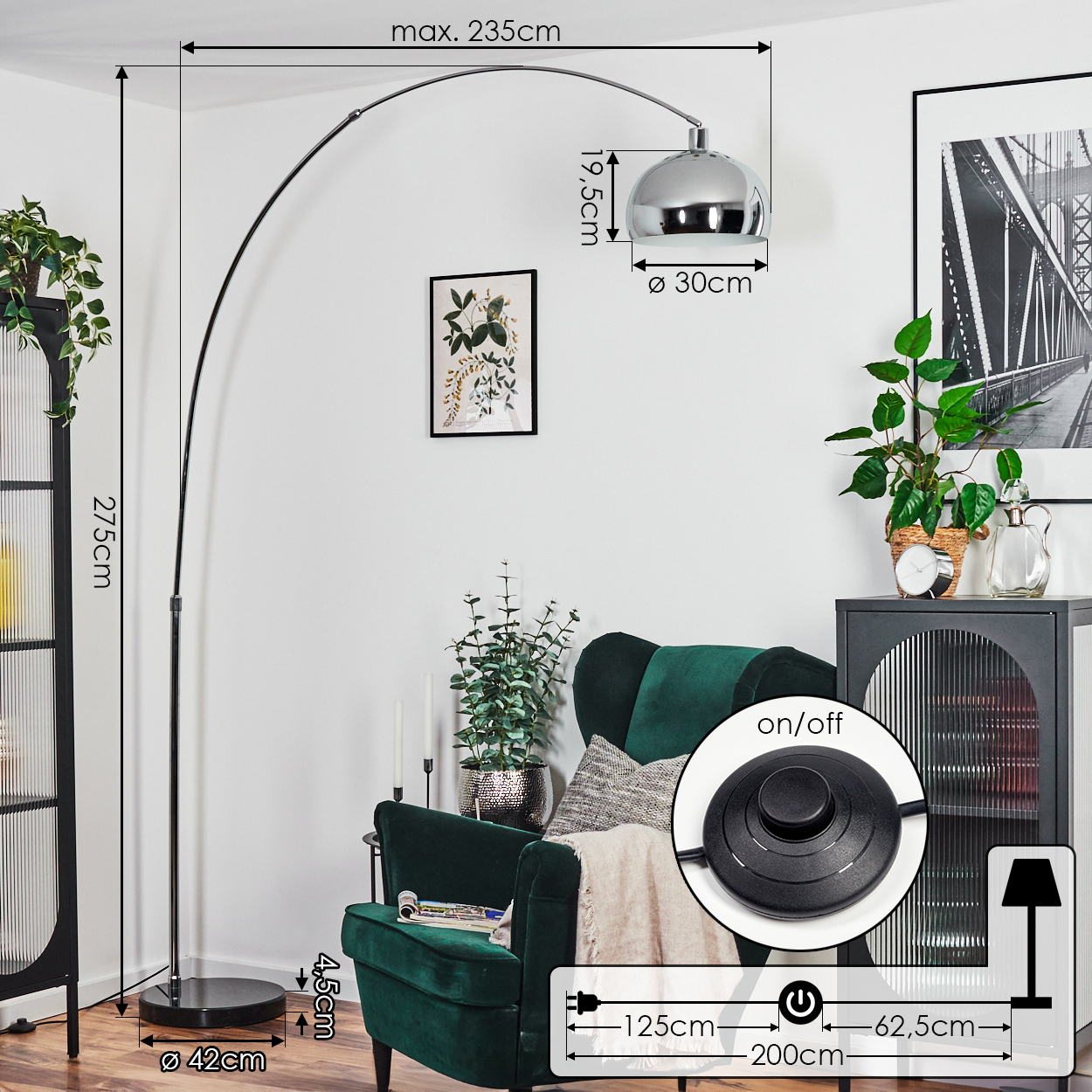 Ein modernes Wohnzimmer mit einer großen Bogenlampe, einem grünen Sessel und einem Beistelltisch mit Pflanzen und einer Uhr. Maße enthalten.